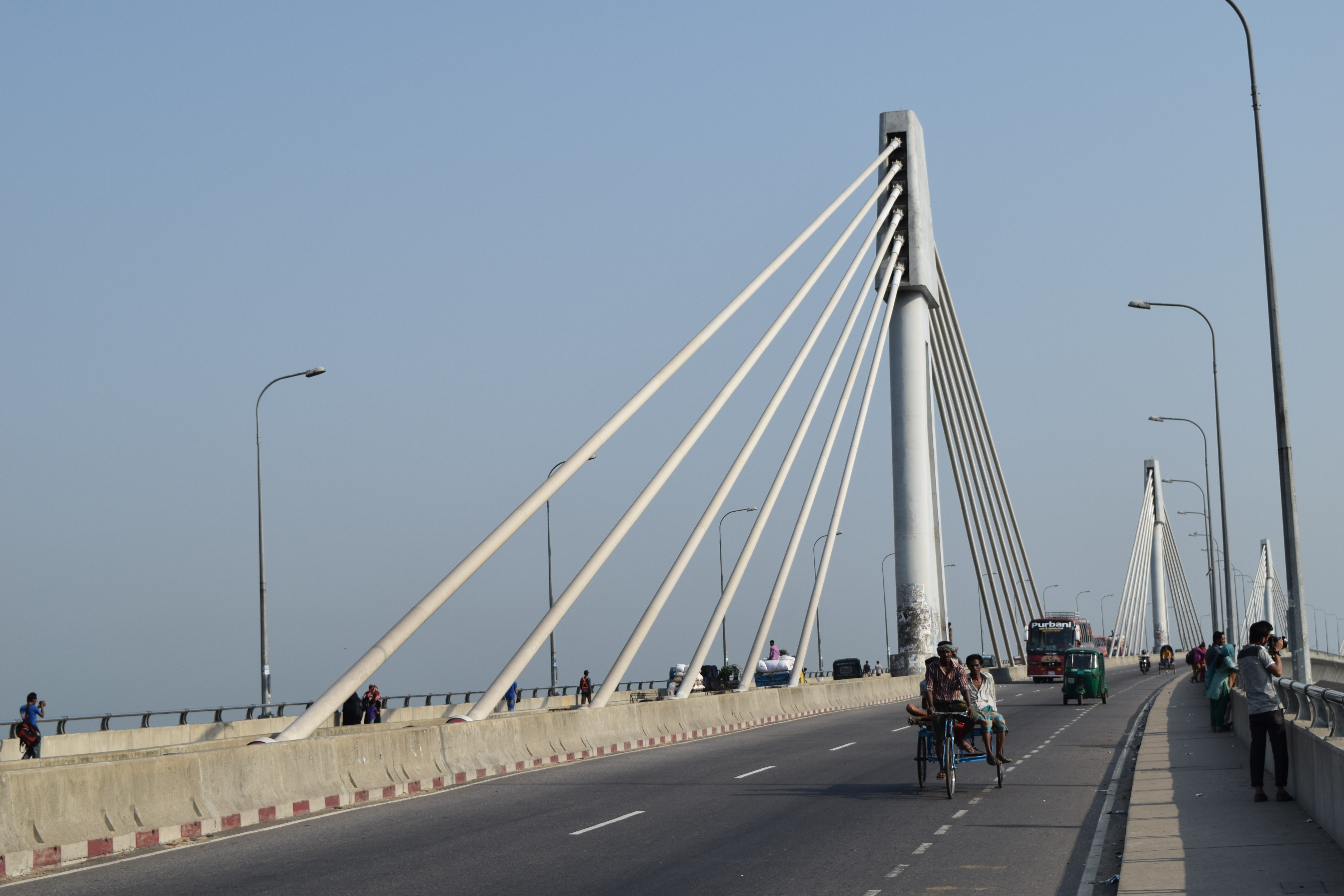 কর্ণফুলী নদীর ওপর শাহ আমানত সেতু, যা চট্টগ্রাম শহরকে জেলার দক্ষিণাঞ্চল ও কক্সবাজারের পথে যুক্ত করেছে। ছবি: Intakhab ctg / উইকিমিডিয়া কমন্স (CC BY-SA 4.0)