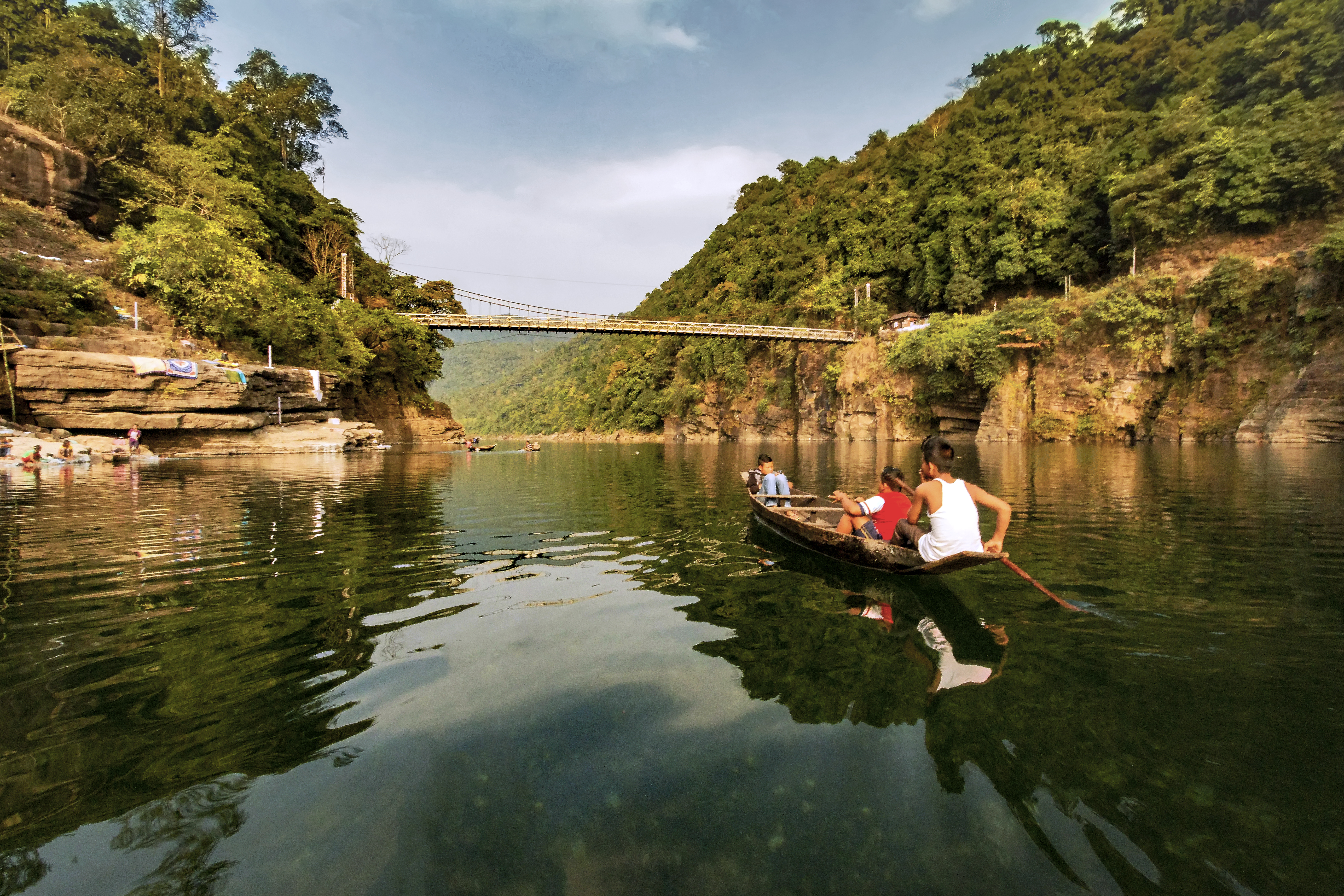 মেঘালয়ের পশ্চিম জয়ন্তিয়া পাহাড় জেলার ডাউকিতে উমংগট নদী। শিলং থেকে আসা মহাসড়কটি এই সীমান্ত শহর পর্যন্ত গেছে। ছবি: Vikramjit Kakati / উইকিমিডিয়া কমন্স (CC BY-SA 4.0)