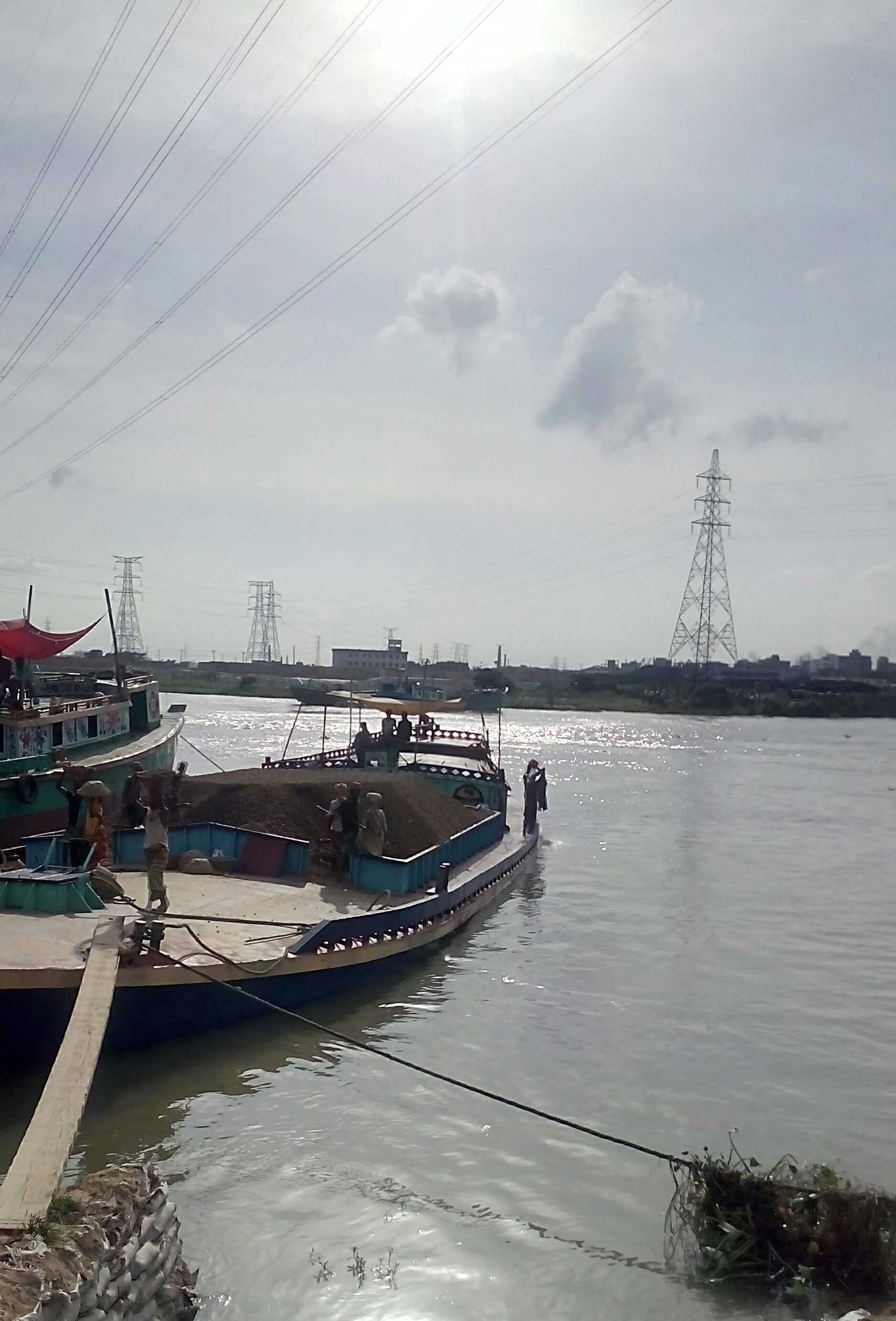 ঢাকার গাবতলী বালুঘাটে তুরাগ নদীর তীর, ২০২০ সালের জুনে তোলা। ছবি: Rohan ultimate / উইকিমিডিয়া কমন্স (CC BY-SA 4.0)