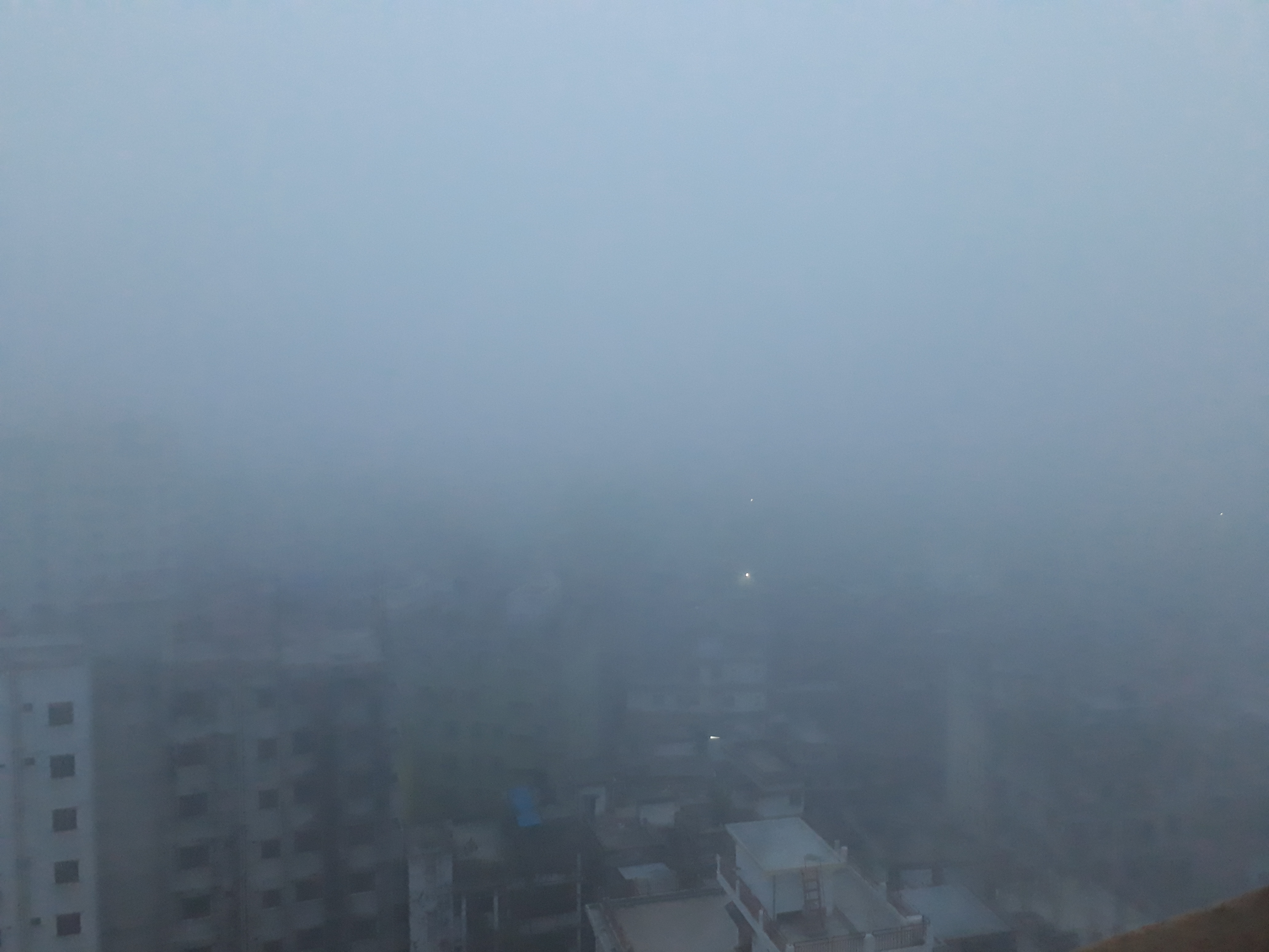 ২০২০ সালের এপ্রিলের এক সকালে ঢাকার মতিঝিলে কুয়াশাচ্ছন্ন ধোঁয়াশা; প্রসঙ্গচিত্র, ক্যাম্পেইনের সময়ের ছবি নয়। ছবি: এই হলো অভীক / উইকিমিডিয়া কমন্স (CC BY-SA 4.0)