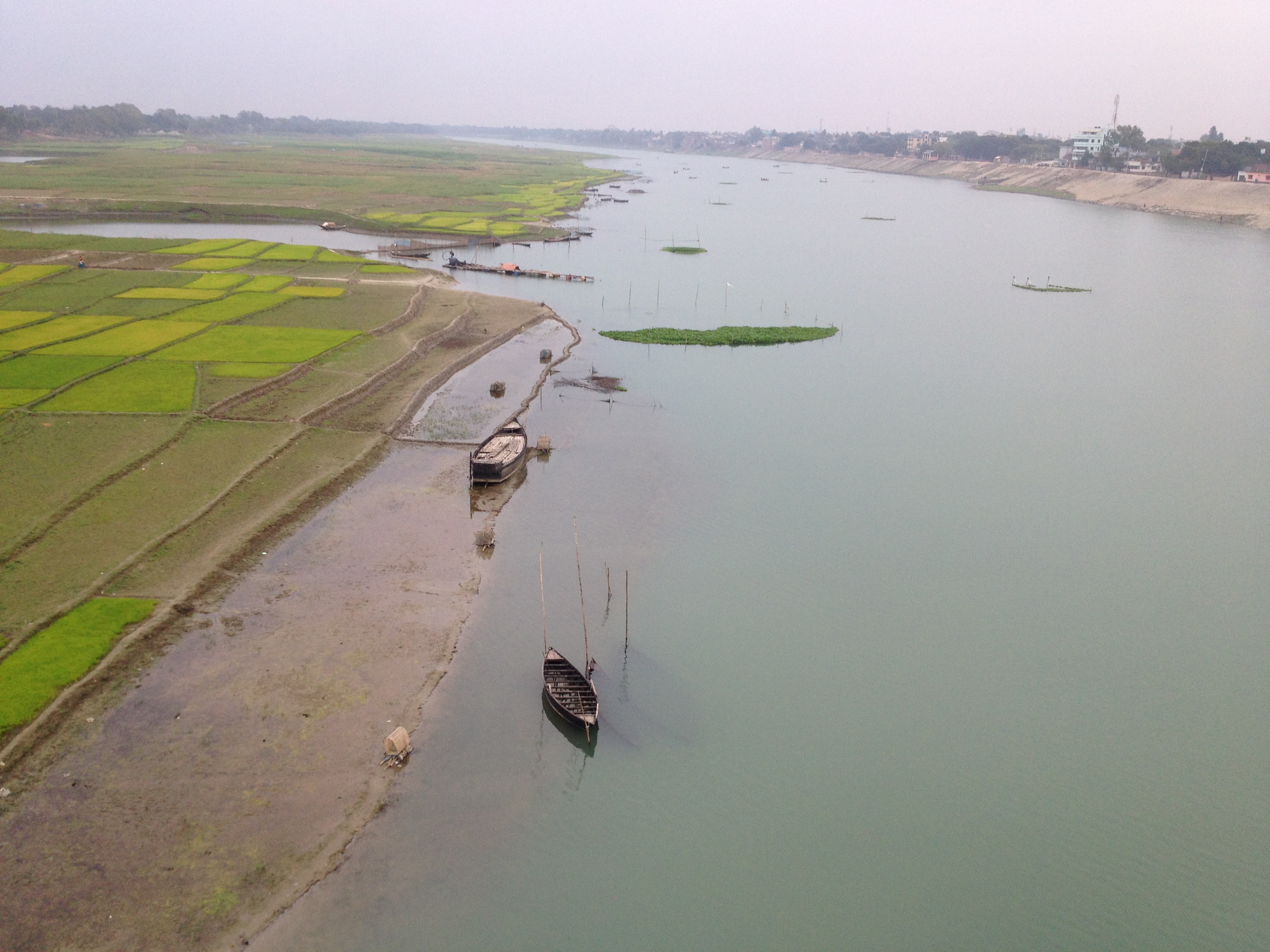চাঁপাইনবাবগঞ্জে ক্যাপ্টেন জাহাঙ্গীর সেতু থেকে দেখা মহানন্দা নদী। ছবি: Mahbubcsedu / উইকিমিডিয়া কমন্স (CC BY-SA 3.0)