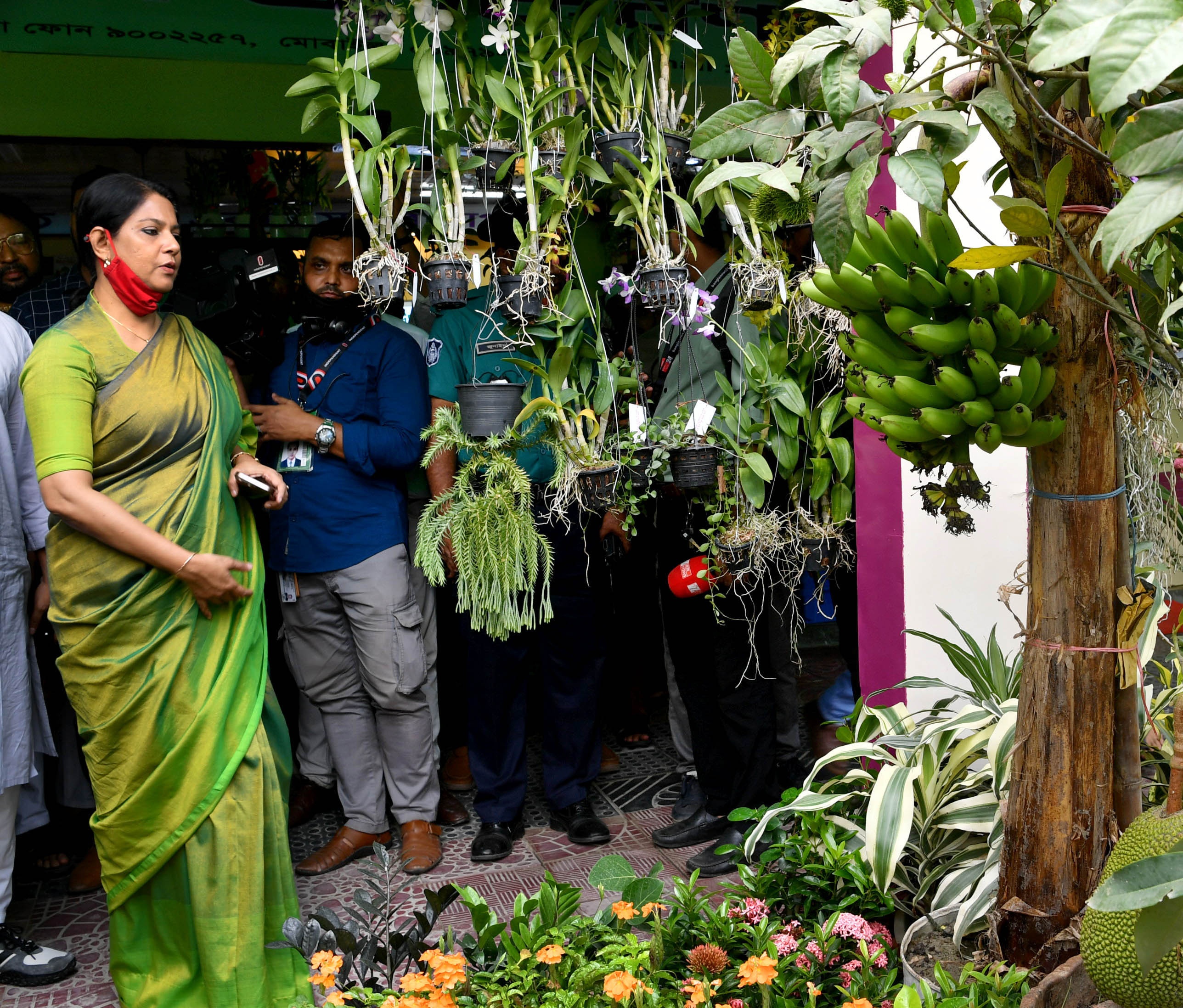 ২০২৫ সালের জুনে ঢাকায় পরিবেশ ও বৃক্ষমেলার স্টল ঘুরে দেখছেন তৎকালীন পরিবেশ উপদেষ্টা সৈয়দা রিজওয়ানা হাসান। ছবি: প্রেস ইনফরমেশন ডিপার্টমেন্ট / উইকিমিডিয়া কমন্স (পাবলিক ডোমেইন)
