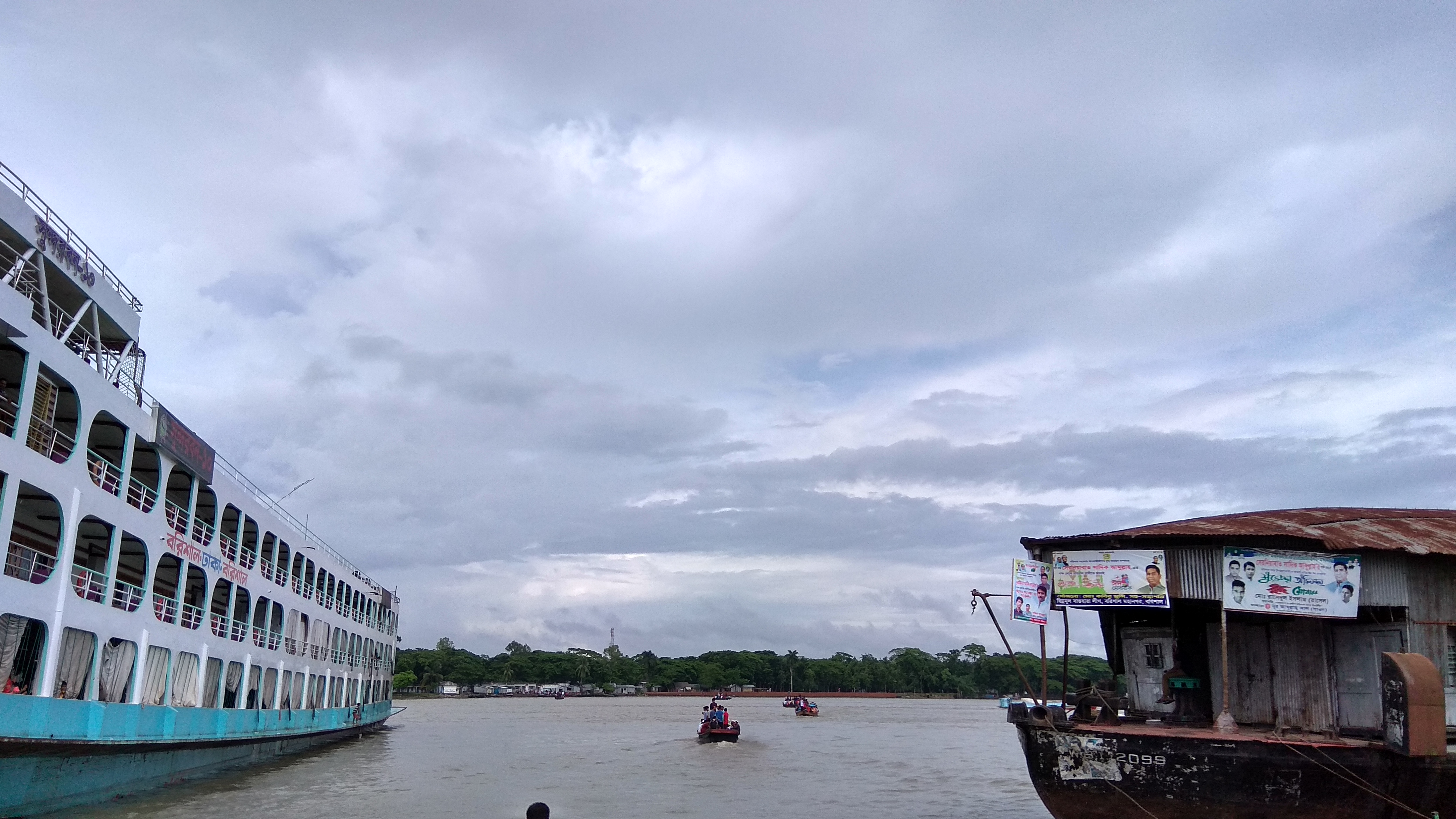 কীর্তনখোলা নদীর তীরে বরিশাল নদীবন্দর। ছবি: Lonely Explorer / উইকিমিডিয়া কমন্স (সিসি বাই-এসএ ৪.০)