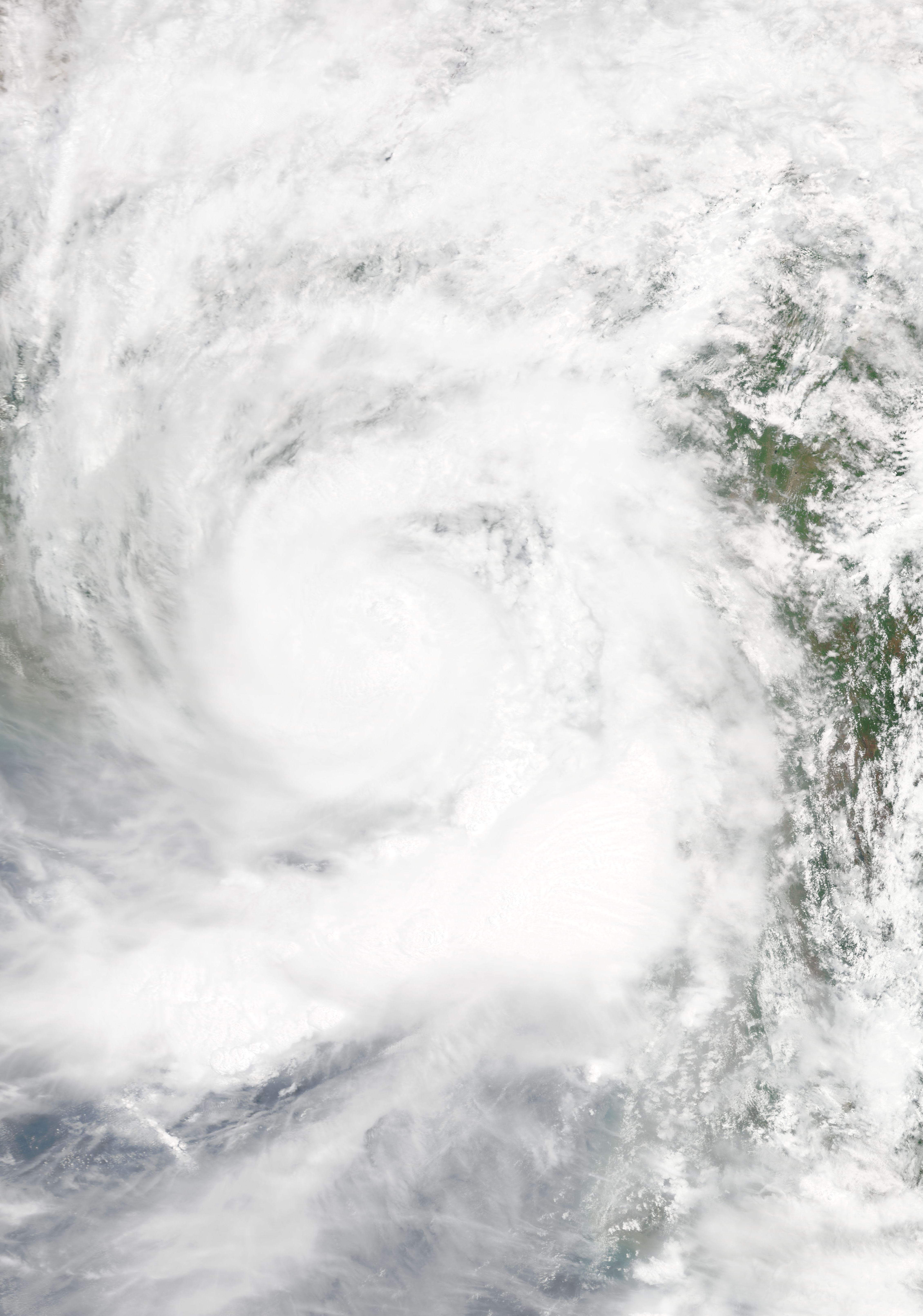 চট্টগ্রামের কাছে উপকূলে আঘাত হানার সময় ঘূর্ণিঝড় মোরার উপগ্রহচিত্র, ৩০ মে ২০১৭। ছবি: নাসা (টেরা স্যাটেলাইট) / উইকিমিডিয়া কমন্স (পাবলিক ডোমেইন)