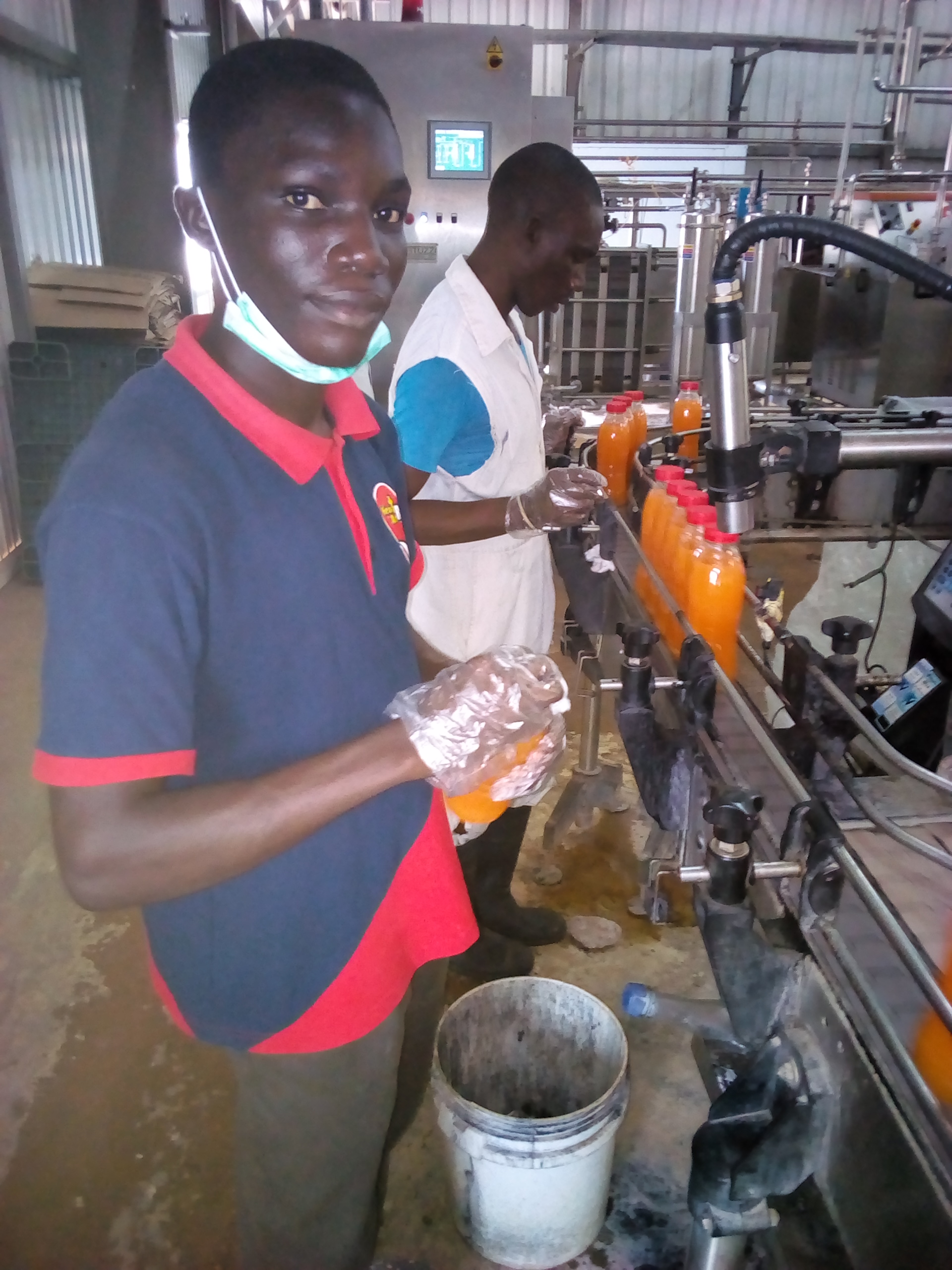 কারখানায় প্রক্রিয়াজাত আমের জুস এক স্থান থেকে আরেক স্থানে নেওয়া হচ্ছে। ছবি: Samsule2 / উইকিমিডিয়া কমন্স (CC BY-SA 4.0)