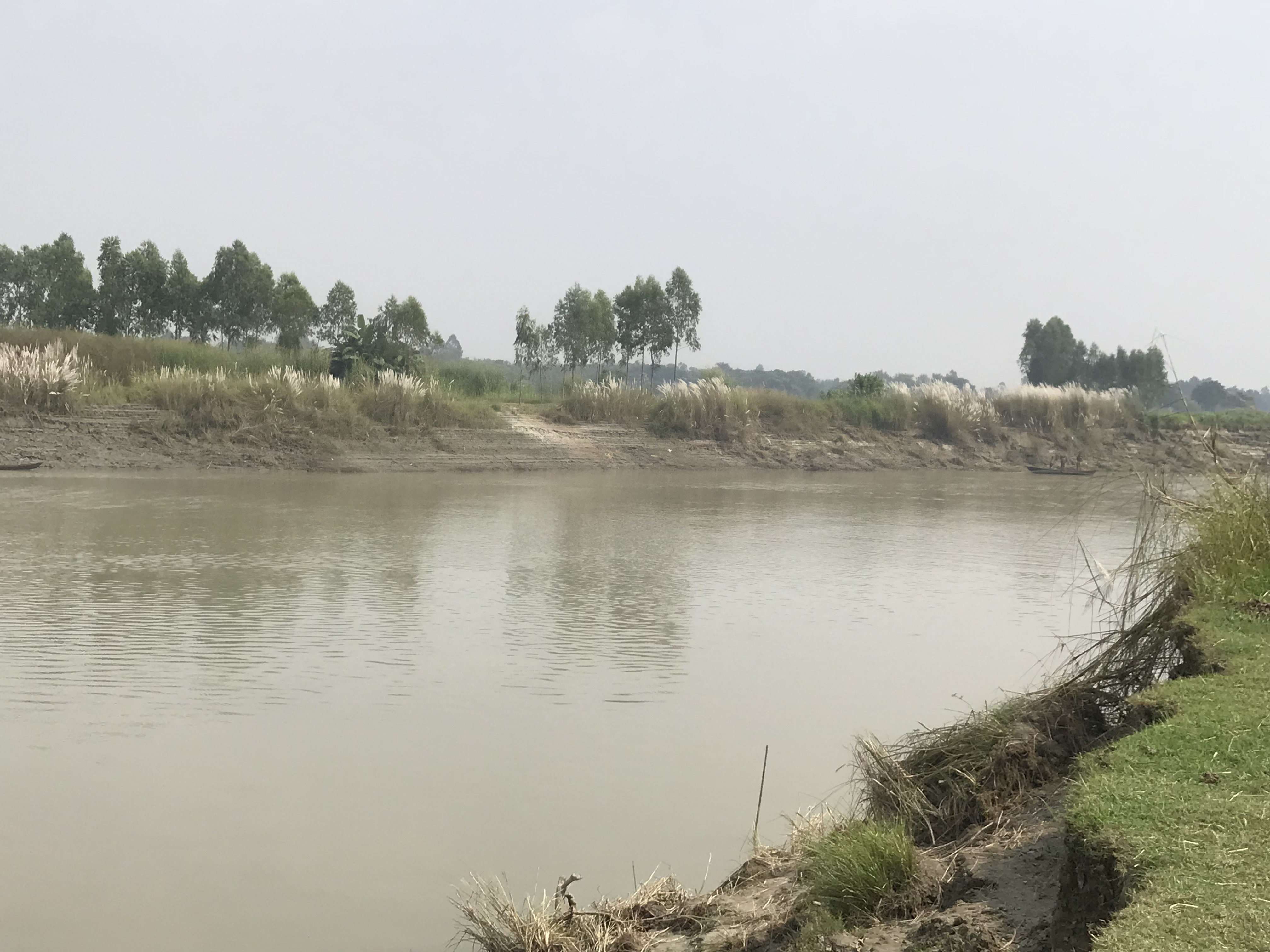 ধলেশ্বরী নদী, মধ্য বাংলাদেশে যমুনার একটি শাখানদী এবং মানিকগঞ্জের প্রধান নদীগুলোর একটি; ছবির অংশটি কোথায় তা উল্লেখ নেই। ছবি: Asivechowdhury / উইকিমিডিয়া কমন্স (CC BY-SA 4.0)