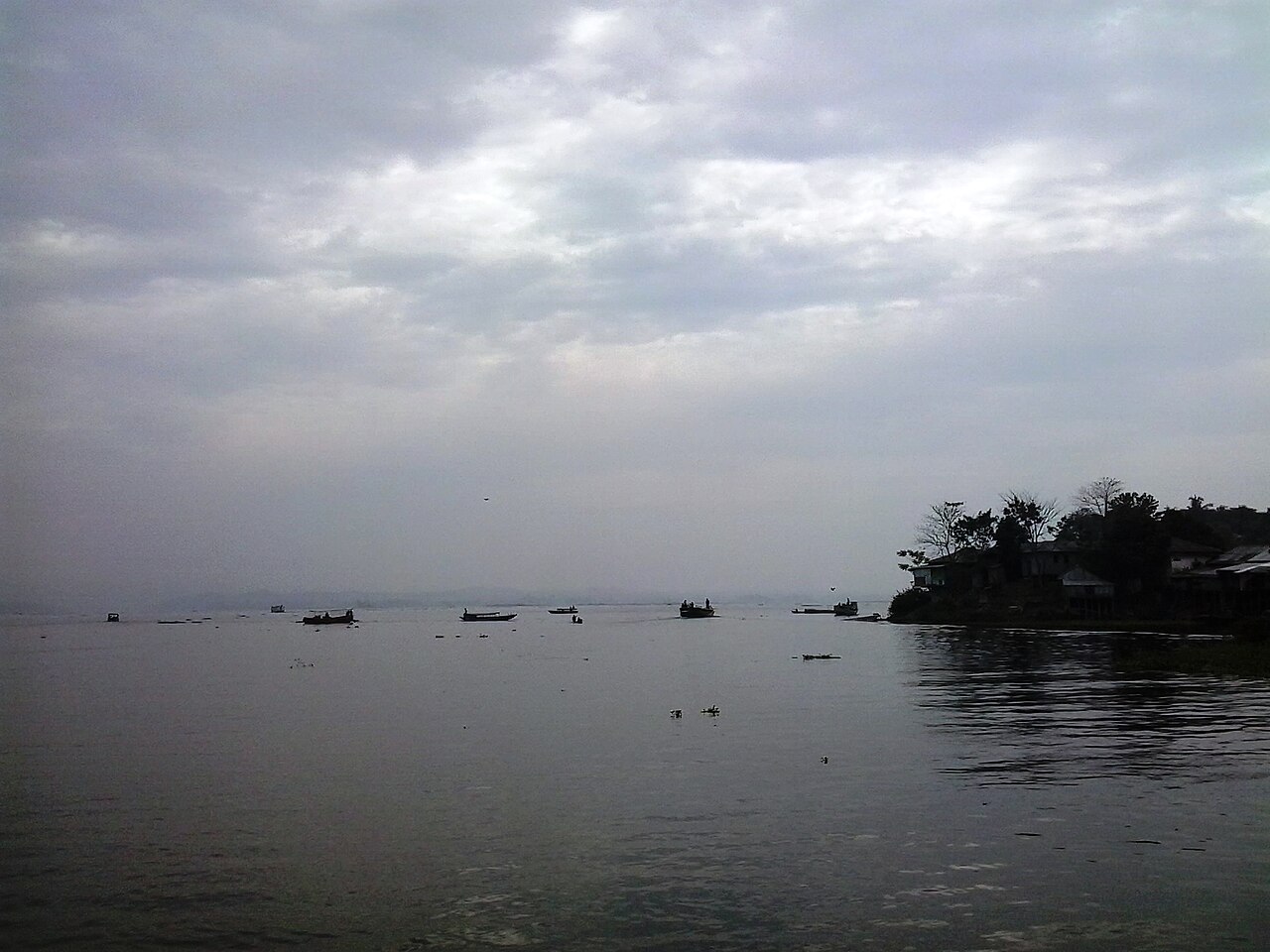 Pictures: a misty morning in the Rangamati hills, from paddy fields to the lake