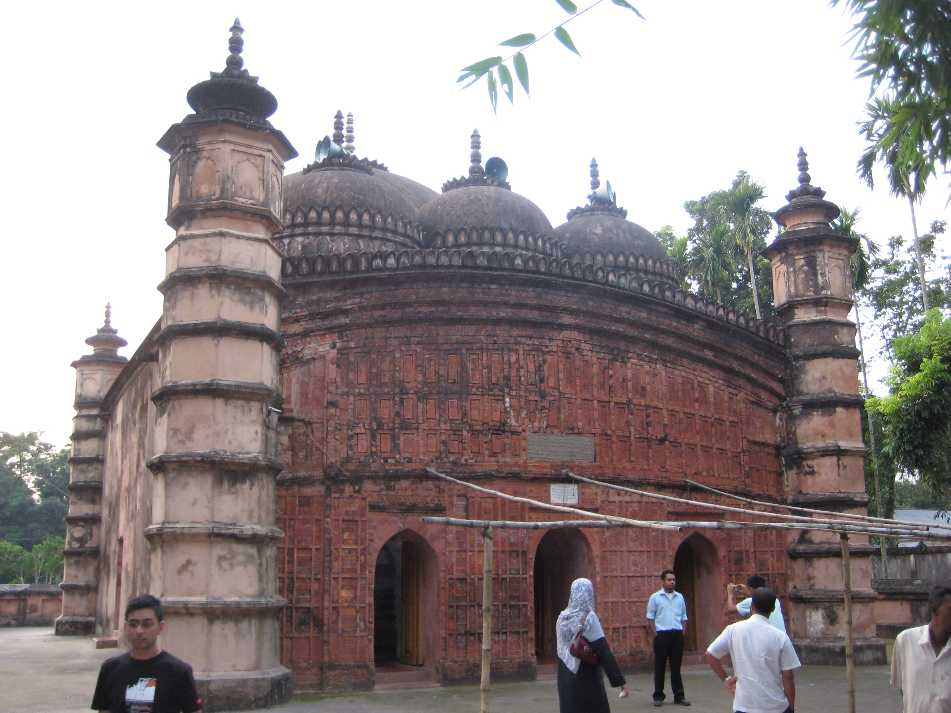 টাঙ্গাইলের দেলদুয়ার উপজেলার আতিয়া জামে মসজিদ; এই উপজেলাতেই মানিক বড় হয়েছে (নভেম্বর ২০০৮)। ছবি: nasir khan / উইকিমিডিয়া কমন্স (CC BY-SA 3.0)