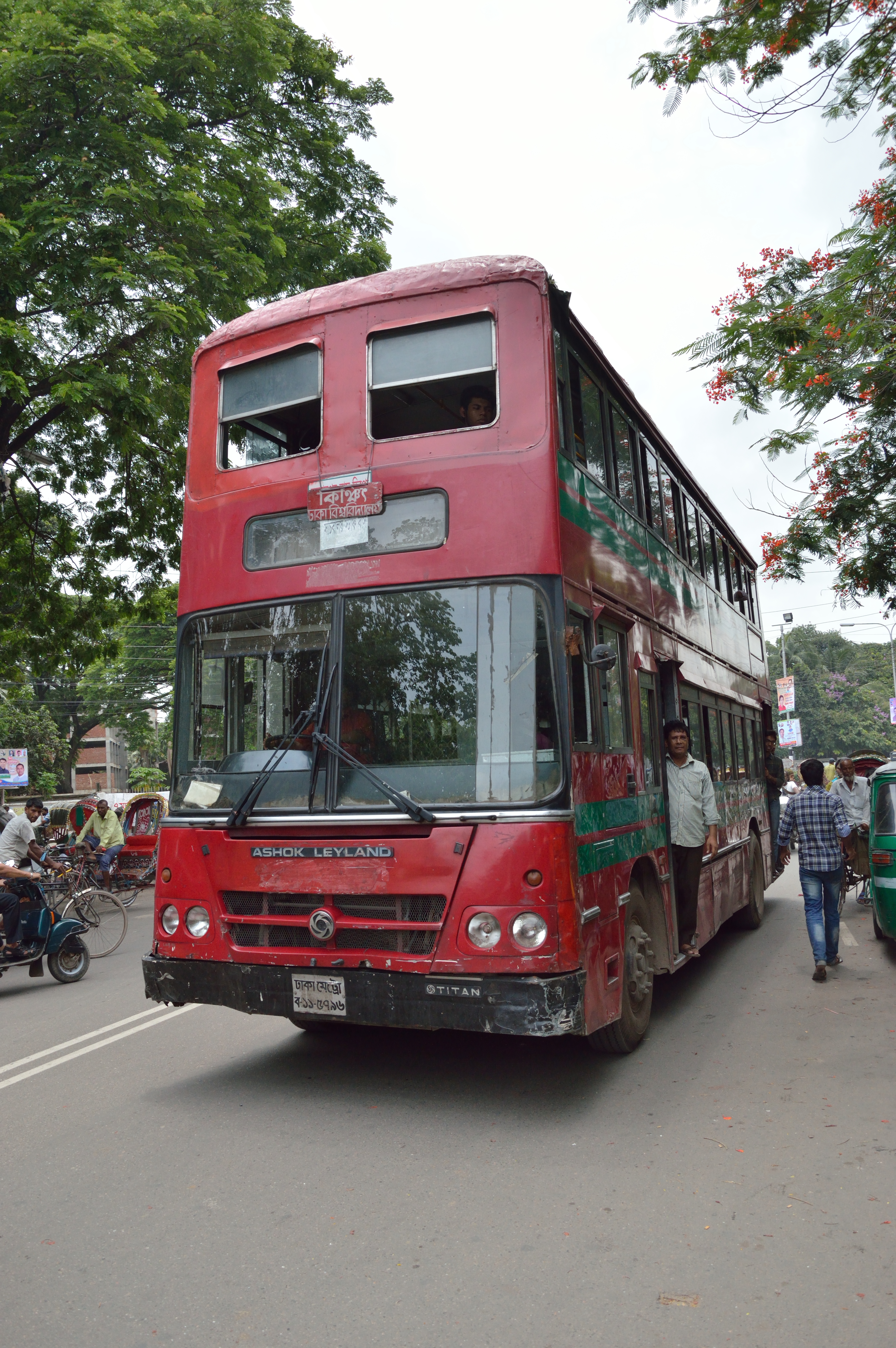 ঢাকার নীলক্ষেত সড়কে বিআরটিসির একটি দোতলা বাস, ২০১৫ সালে তোলা। ছবি: Biswarup Ganguly / উইকিমিডিয়া কমন্স (CC BY 3.0)