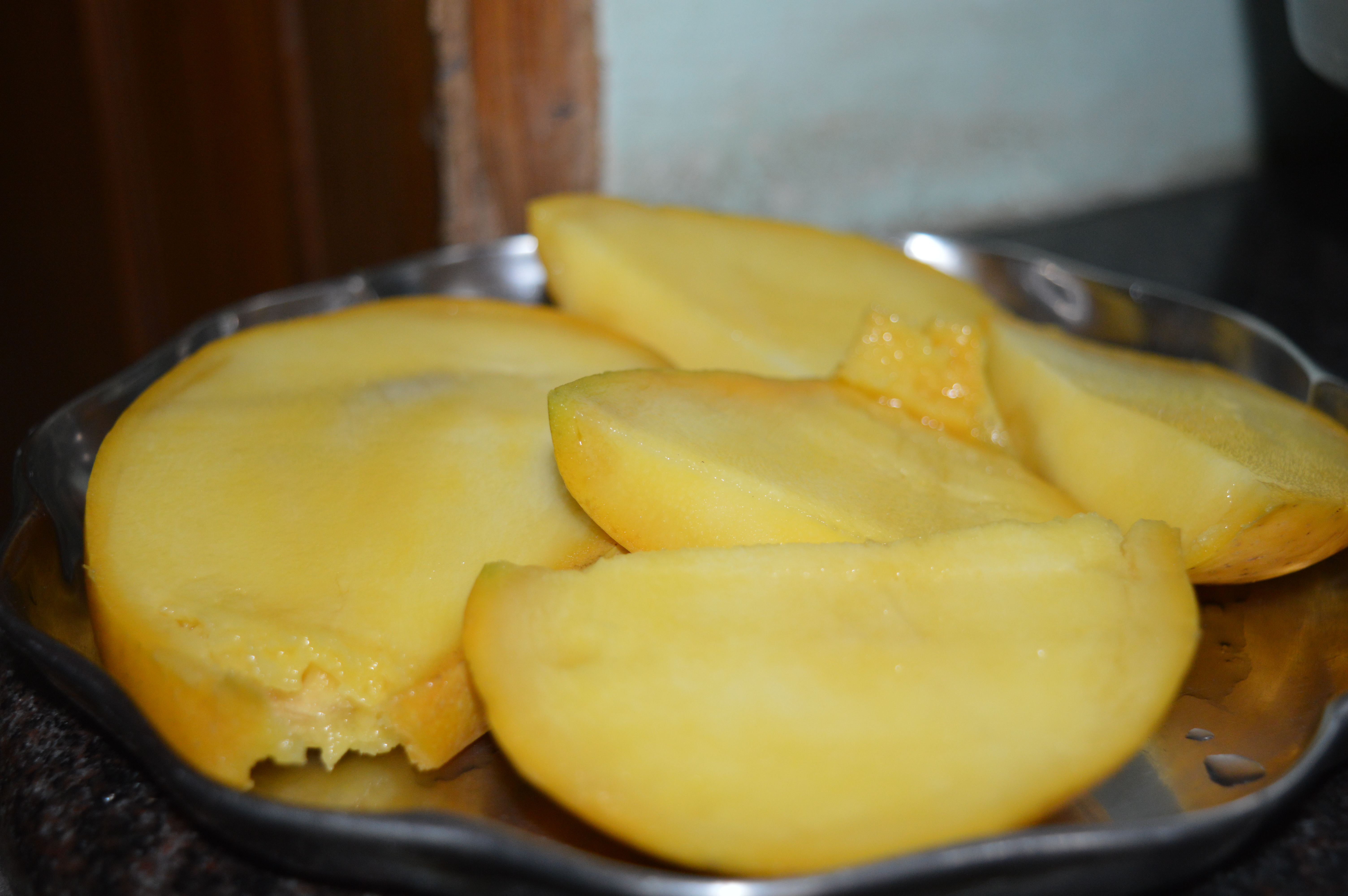 টুকরো করে কাটা একটি পাকা আম। ছবি: T9E28 / উইকিমিডিয়া কমন্স (CC BY-SA 4.0)