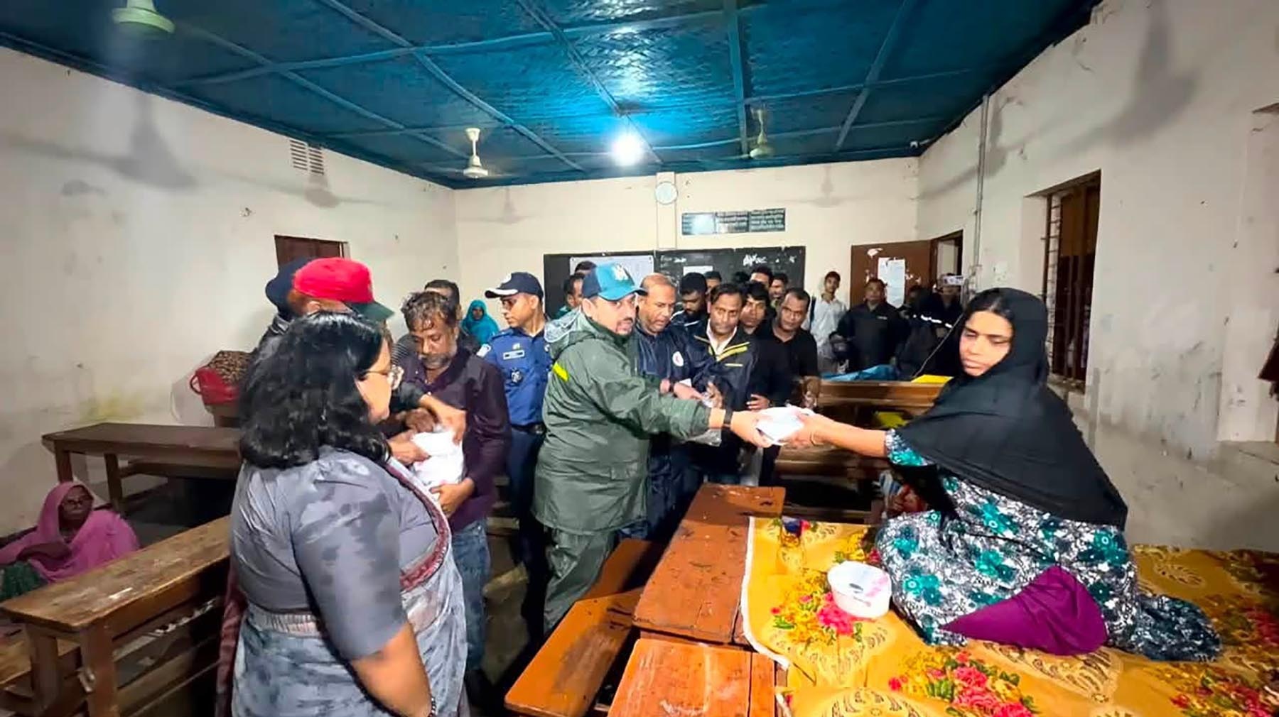 ২০২৬ সালের ৯ জুলাই চট্টগ্রাম, হাটহাজারী ও রাঙামাটিতে বন্যা ও ভূমিধসে ক্ষতিগ্রস্তদের মধ্যে ত্রাণ বিতরণ করেন পার্বত্য চট্টগ্রাম বিষয়ক প্রতিমন্ত্রী মীর মোহাম্মদ হেলাল উদ্দিন। ছবি: প্রেস ইনফরমেশন ডিপার্টমেন্ট / উইকিমিডিয়া কমন্স (পাবলিক ডোমেইন)
