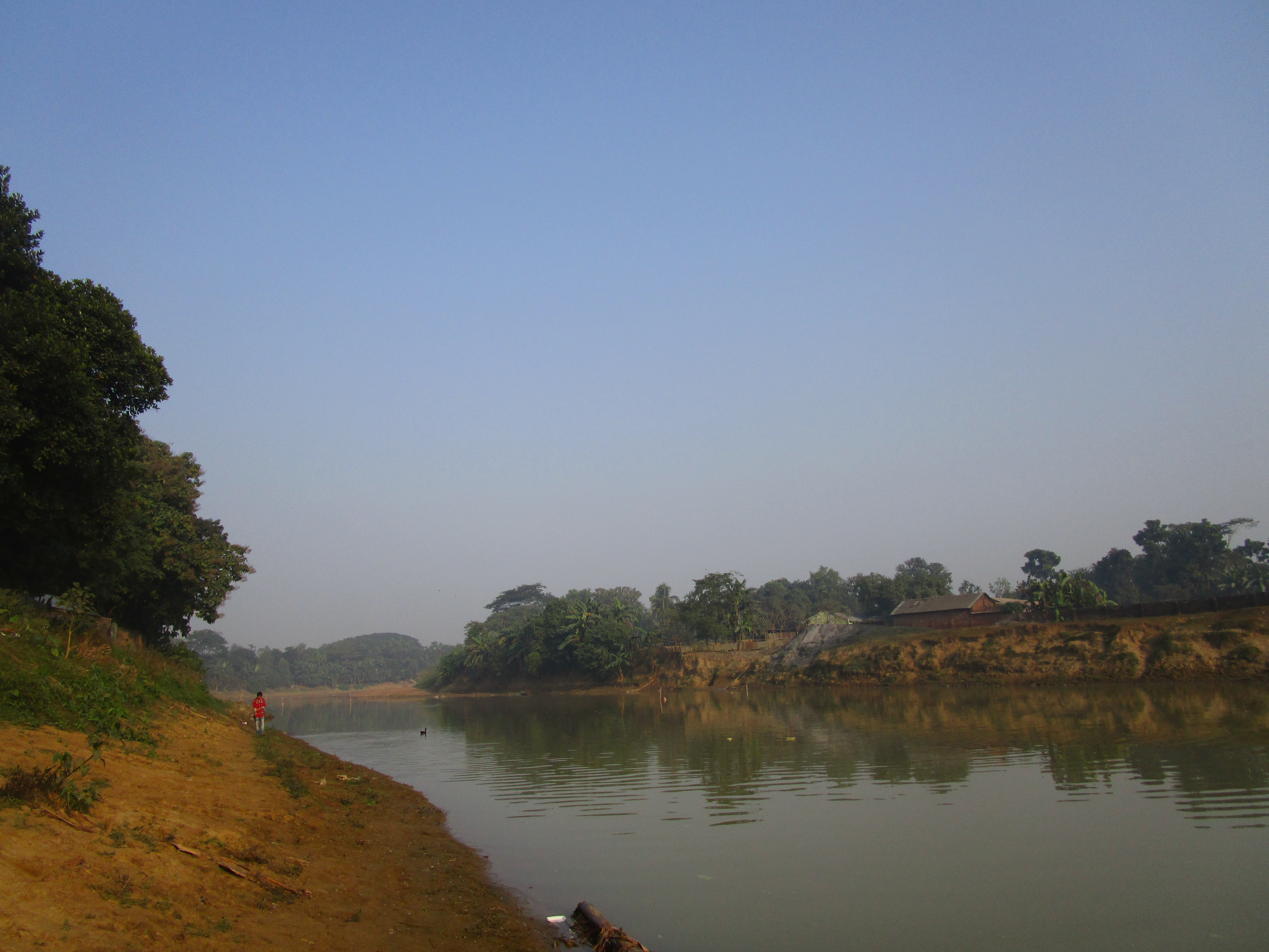 নালিতাবাড়ী উপজেলায় ভোগাই নদী, তারাগঞ্জ পাইলট বালিকা উচ্চ বিদ্যালয়ের ঘাট থেকে ২০১৫ সালে তোলা। ছবি: Anup Sadi / উইকিমিডিয়া কমন্স (CC BY-SA 4.0)
