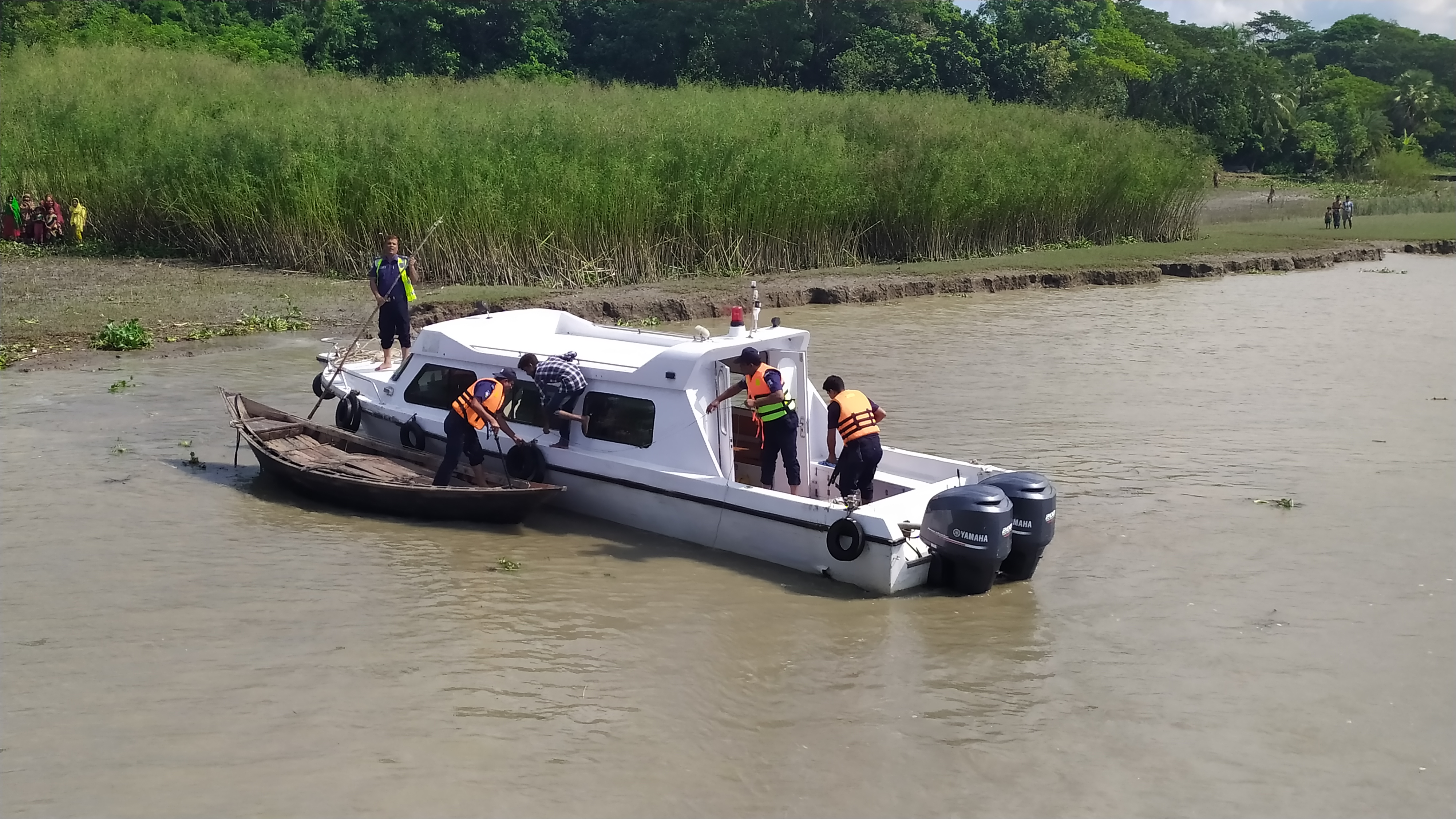 চাঁদপুরে মা ইলিশ রক্ষায় স্পিডবোটে নদীতে নজরদারি, ২০১৯। ছবি: DelwarHossain / উইকিমিডিয়া কমন্স (CC BY-SA 4.0)