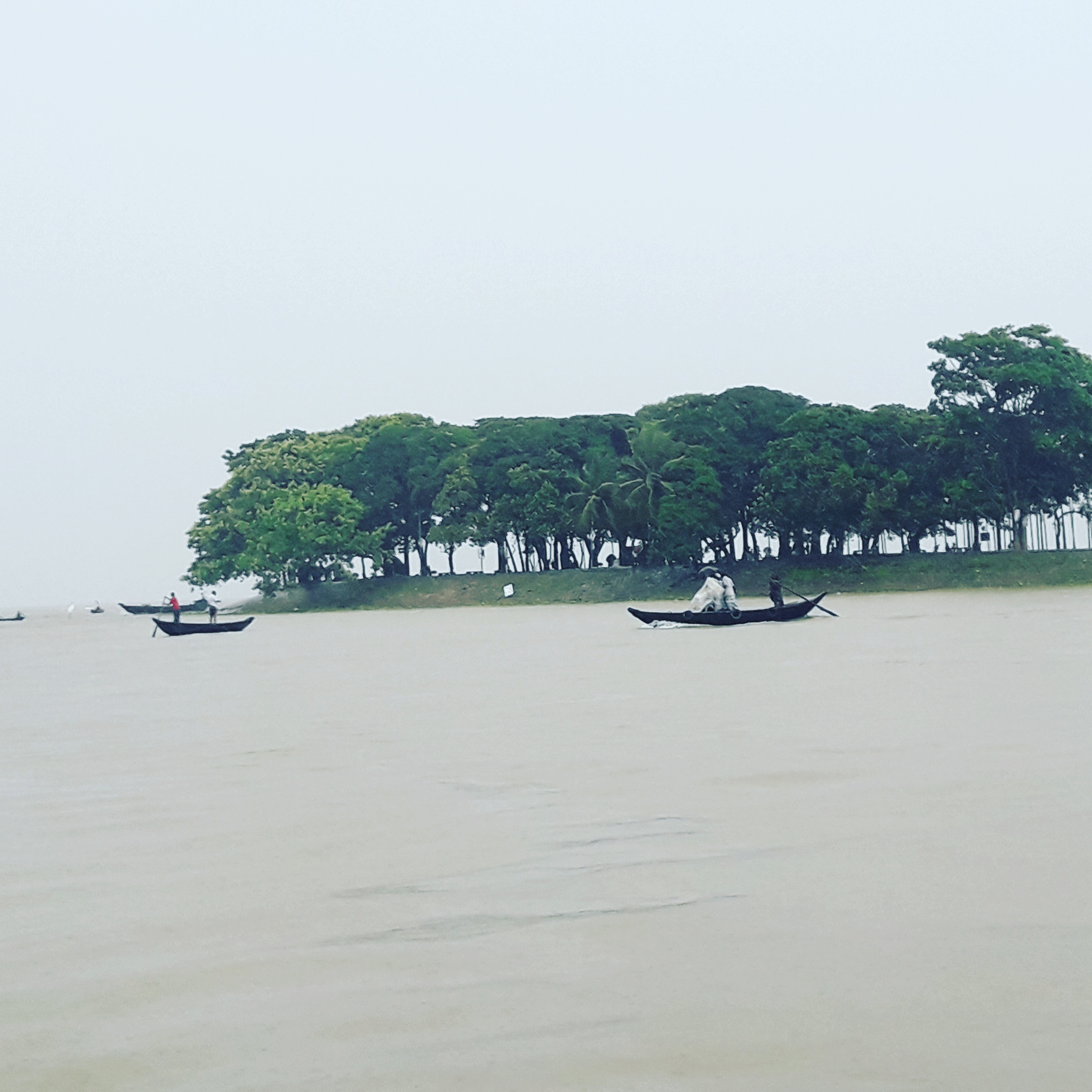 চাঁদপুরের বড়স্টেশন মোলহেড, যেখানে পদ্মা, মেঘনা ও ডাকাতিয়া নদী মিশেছে। ছবি: DelwarHossain / উইকিমিডিয়া কমন্স (CC BY-SA 4.0)