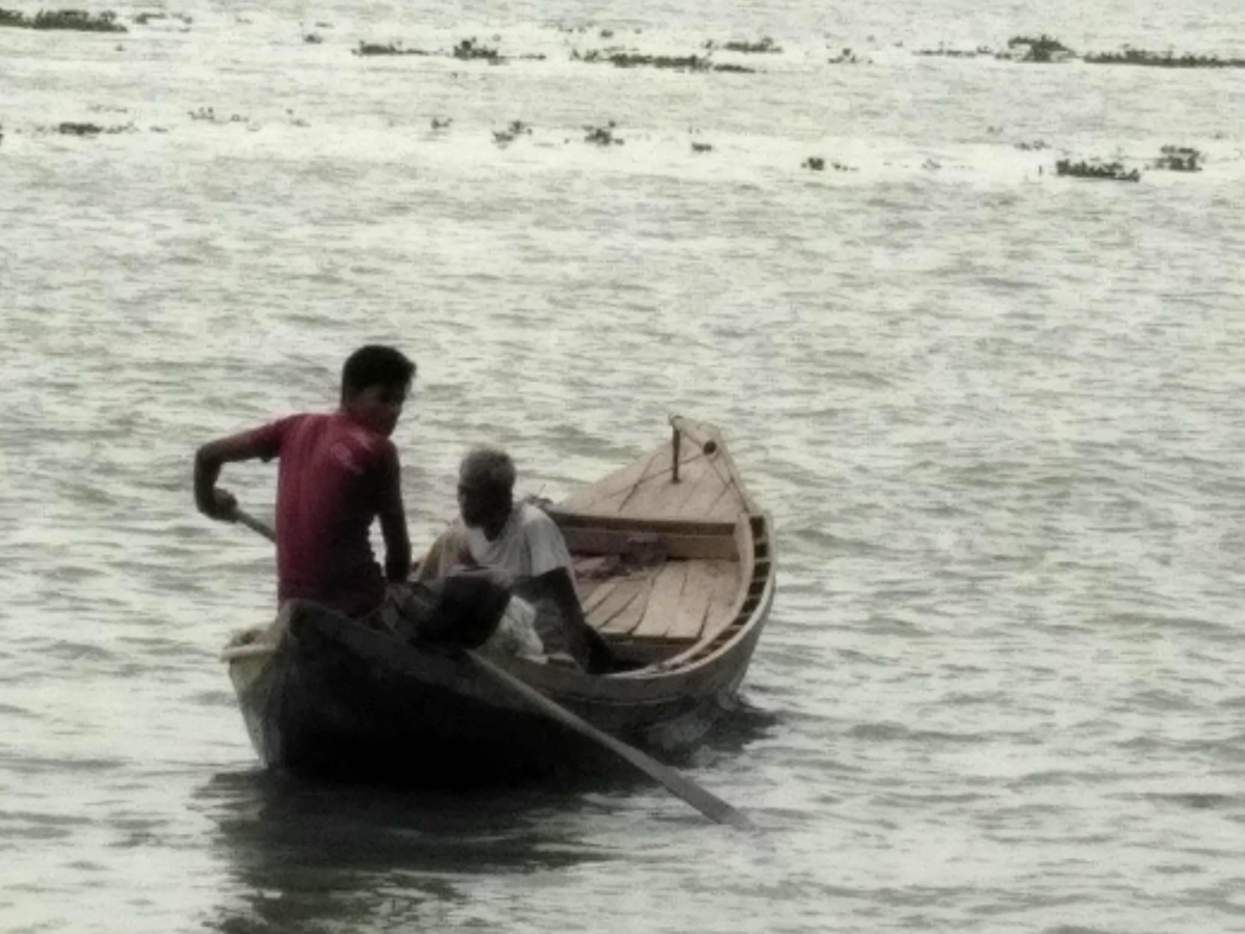 বাংলাদেশের একটি নদীতে জাল টেনে ইলিশ ধরছেন জেলেরা (২০১৭ সালের ছবি)। ছবি: Jotiii / উইকিমিডিয়া কমন্স (CC BY-SA 4.0)