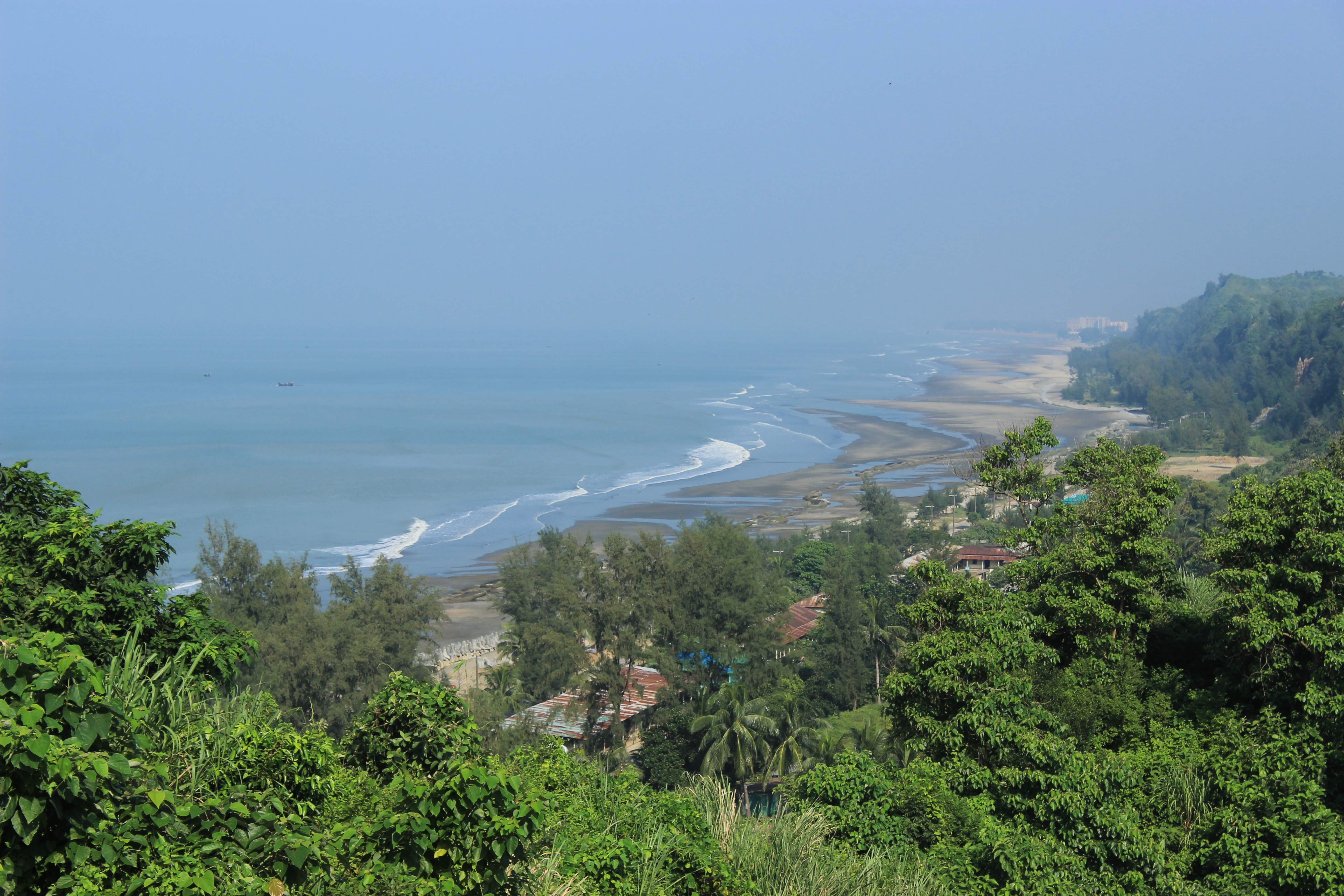 কক্সবাজার জেলার হিমছড়ি জাতীয় উদ্যানের চূড়া থেকে দেখা বনঘেরা পাহাড়। ছবি: Shahriar987 / উইকিমিডিয়া কমন্স (CC BY-SA 4.0)