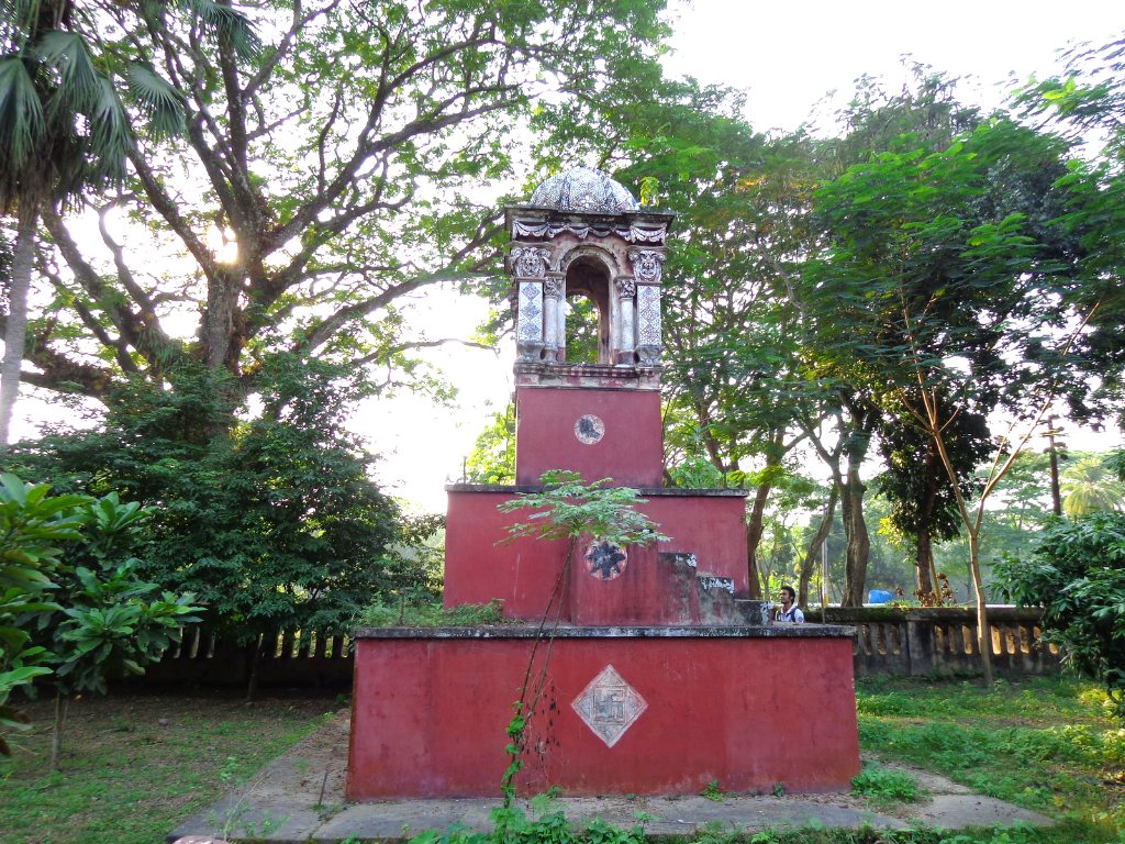 ফরিদপুরের সদরপুর উপজেলার বাইশরশি জমিদারবাড়ির পুকুরপাড়ের একটি স্তম্ভ, উপজেলার ঐতিহ্যবাহী নিদর্শনগুলোর একটি। ছবি: Emdadul hasan / উইকিমিডিয়া কমন্স (CC BY-SA 4.0)