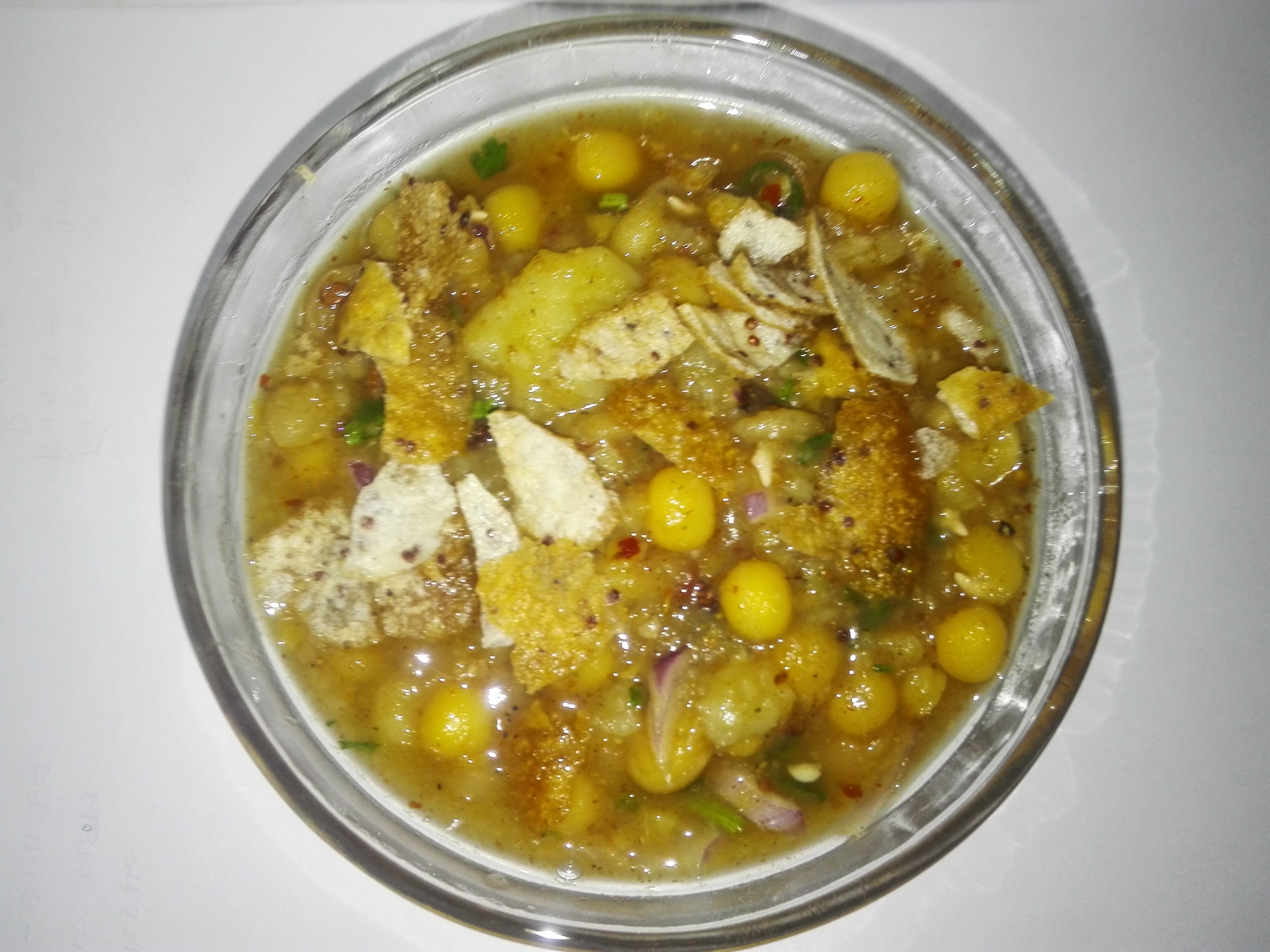 এক প্লেট চটপটি; ২০২৪ সালের গবেষণায় ঢাকার চটপটির নমুনায় মাত্রাতিরিক্ত ই. কোলাই পাওয়া যায়। ছবি: Ferdous / উইকিমিডিয়া কমন্স (CC BY-SA 4.0)