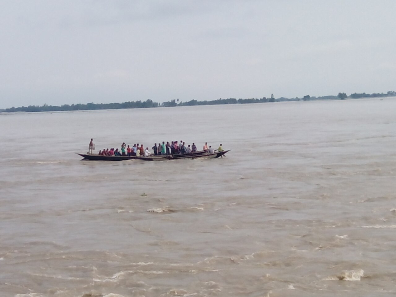 বন্যার সময় নীলফামারীর ডিমলায় ফুলে ওঠা তিস্তা পার হচ্ছে একটি নৌকা। ছবি: কায়সার আহমদ / উইকিমিডিয়া কমন্স (CC BY-SA 3.0)
