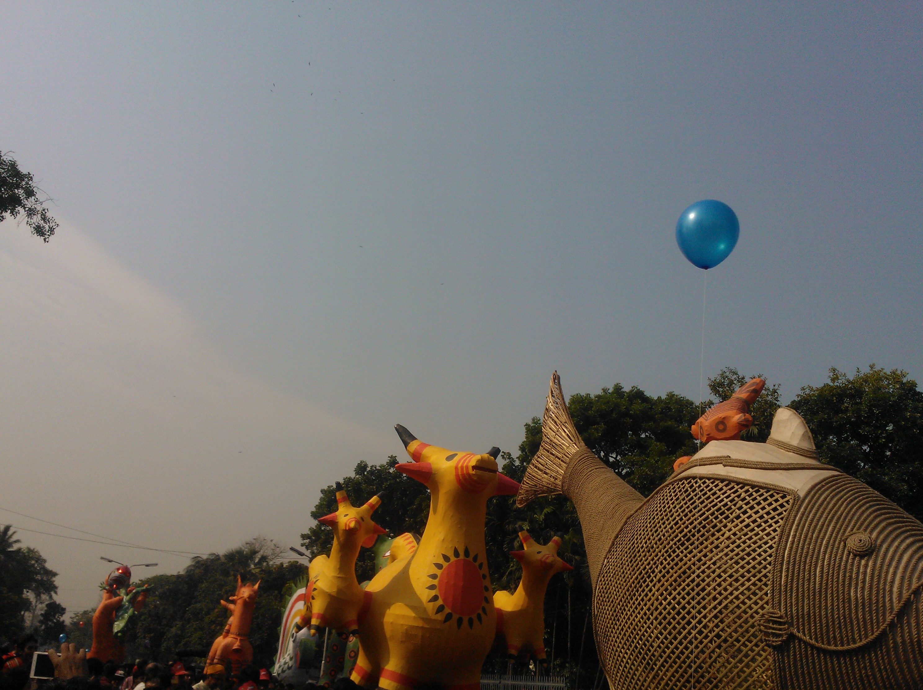 ২০১৫ সালের পহেলা বৈশাখে ঢাকা বিশ্ববিদ্যালয়ের চারুকলা অনুষদের শিক্ষার্থীদের আয়োজিত রঙিন শোভাযাত্রা। ছবি: NahidSultan / উইকিমিডিয়া কমন্স (CC BY-SA 4.0)