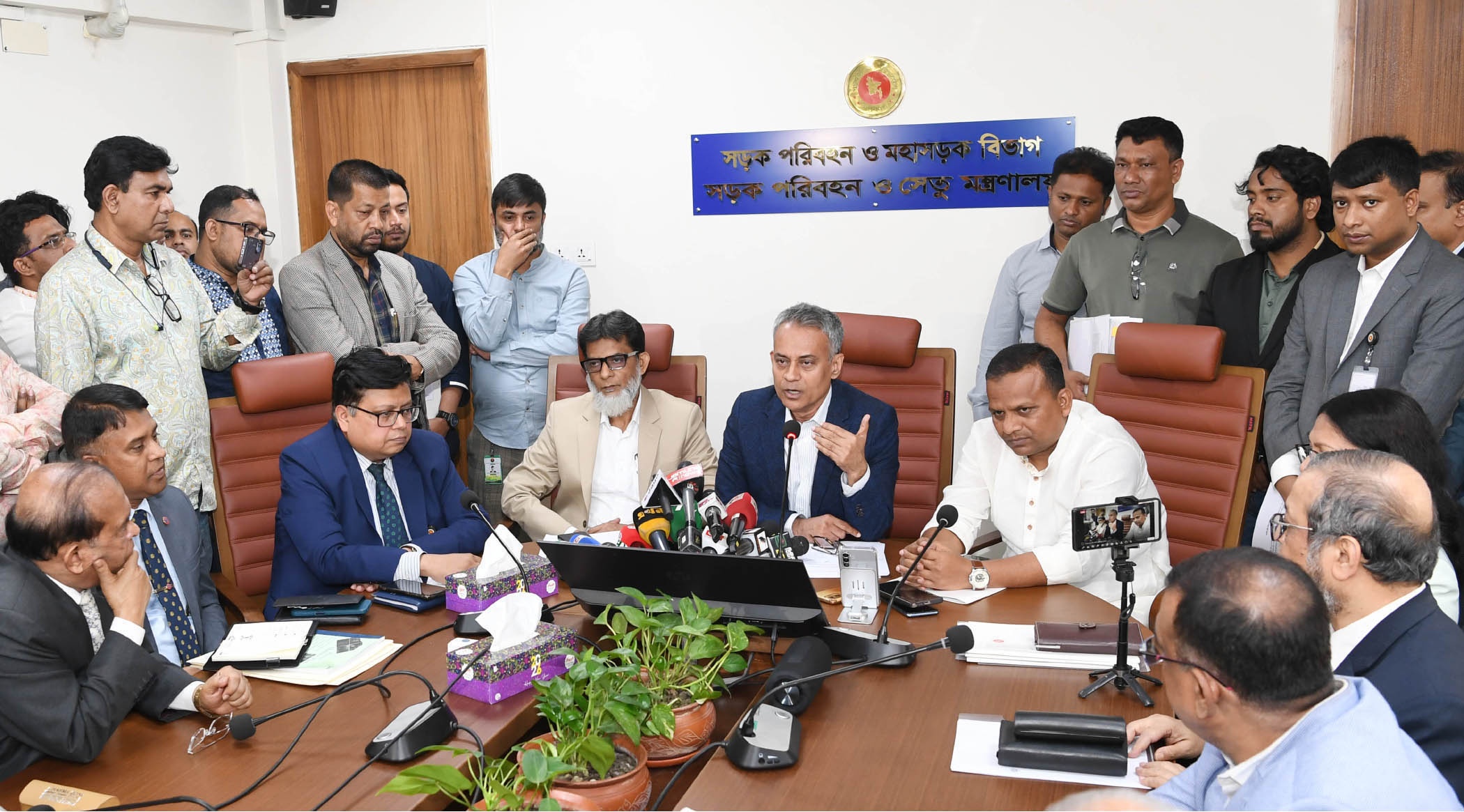 সচিবালয়ে মন্ত্রণালয়ের সম্মেলন কক্ষে সাংবাদিকদের সঙ্গে মতবিনিময়ে শেখ রবিউল আলম, ২০২৬ সালের ফেব্রুয়ারি। ছবি: Press Information Department / উইকিমিডিয়া কমন্স (পাবলিক ডোমেইন)