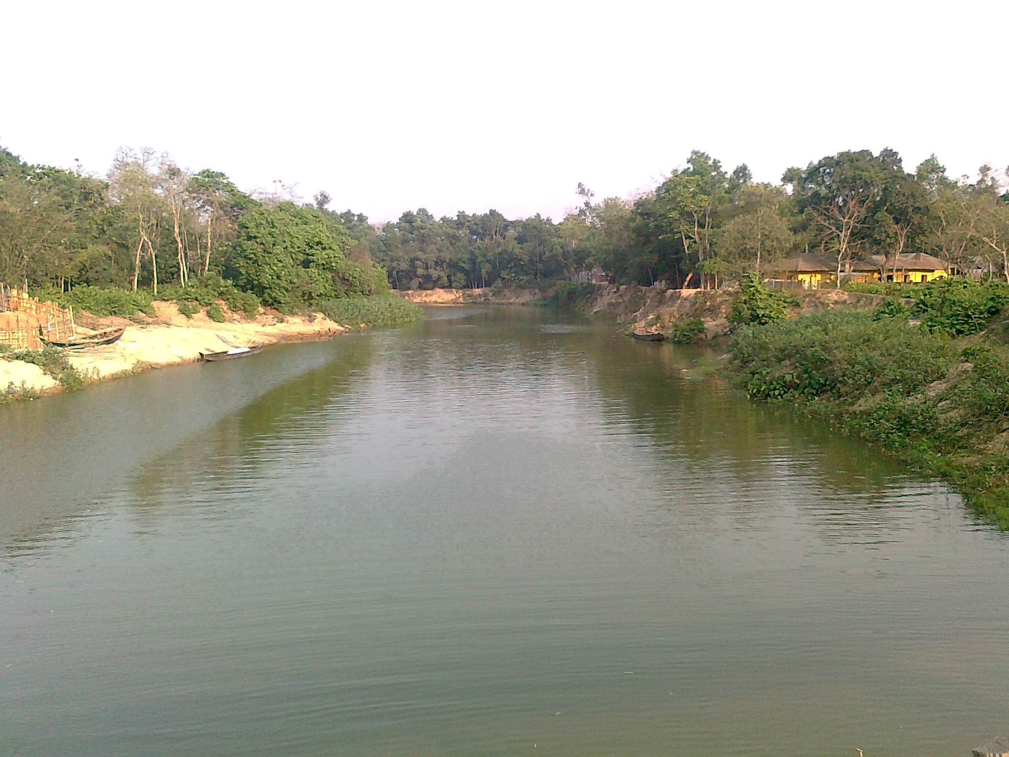 চট্টগ্রামের নারায়ণহাটের কাছে হালদা নদী; পূর্বাভাসে যে নদীগুলোর পানি দ্রুত বাড়ার আশঙ্কা ছিল, হালদা তার একটি। ছবি: Syed Nur Kamal / উইকিমিডিয়া কমন্স (CC BY-SA 3.0)
