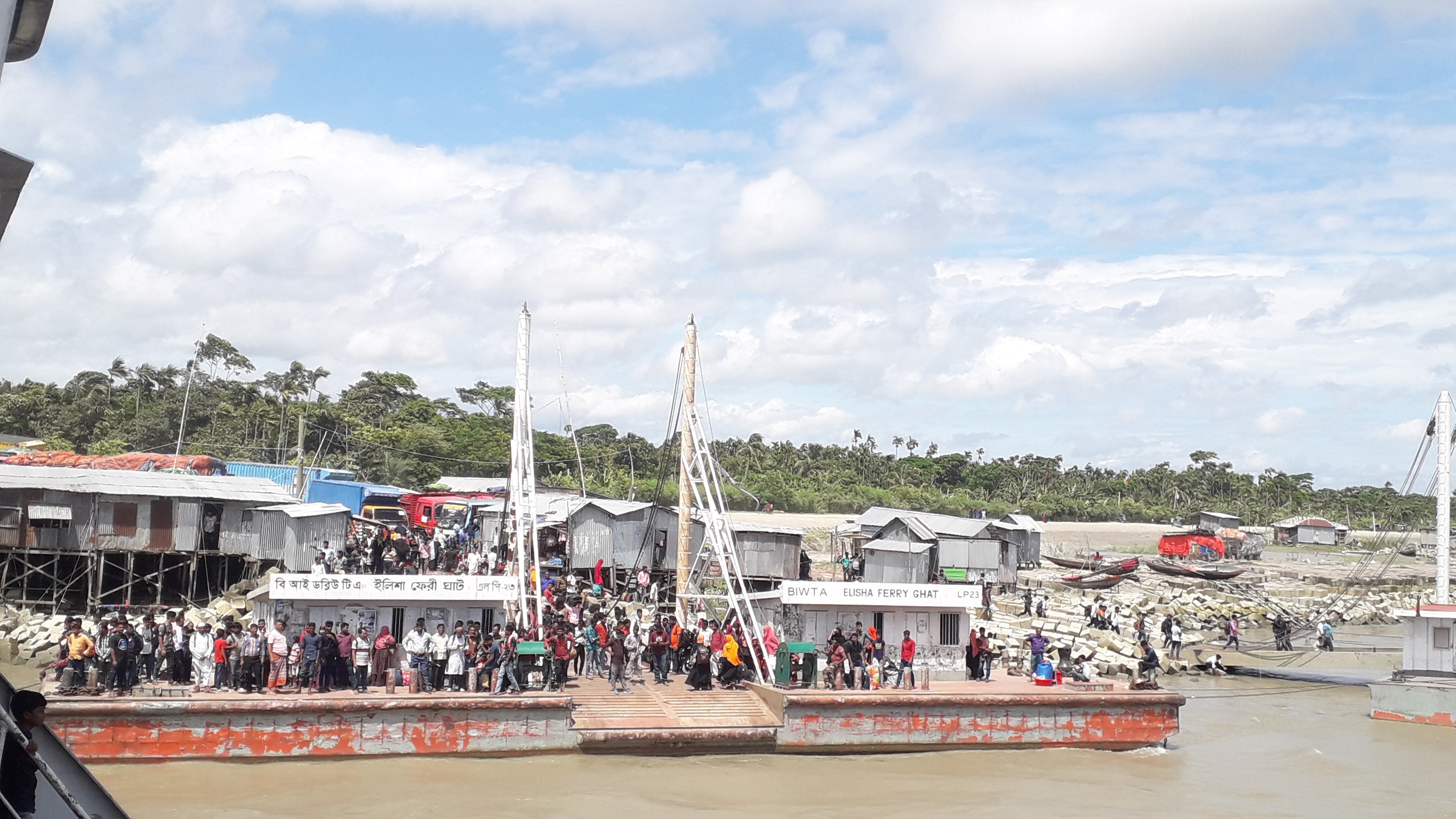 ভোলা সদর উপজেলায় মেঘনা নদীর ইলিশা ফেরিঘাট, ভোলা জেলা। ছবি: Md Abdul Ahad 149 / উইকিমিডিয়া কমন্স (CC BY-SA 4.0)