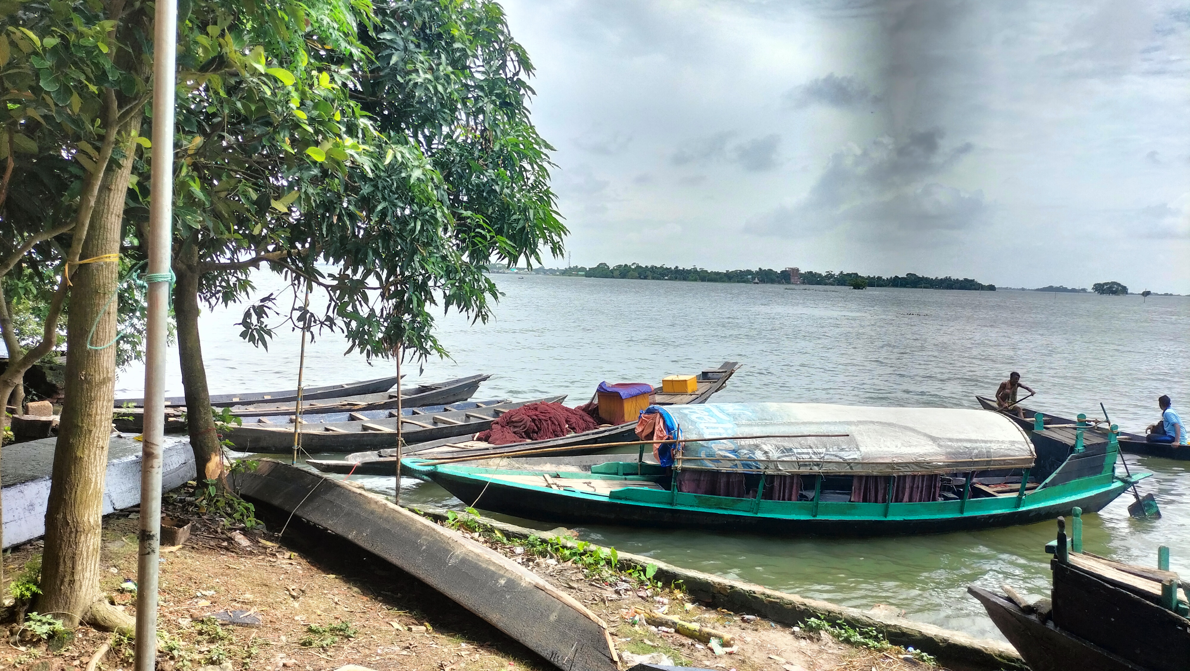 নেত্রকোনার খালিয়াজুরির আদমপুর ঘাট। ছবি: কুপি বাতি / উইকিমিডিয়া কমন্স (CC0)