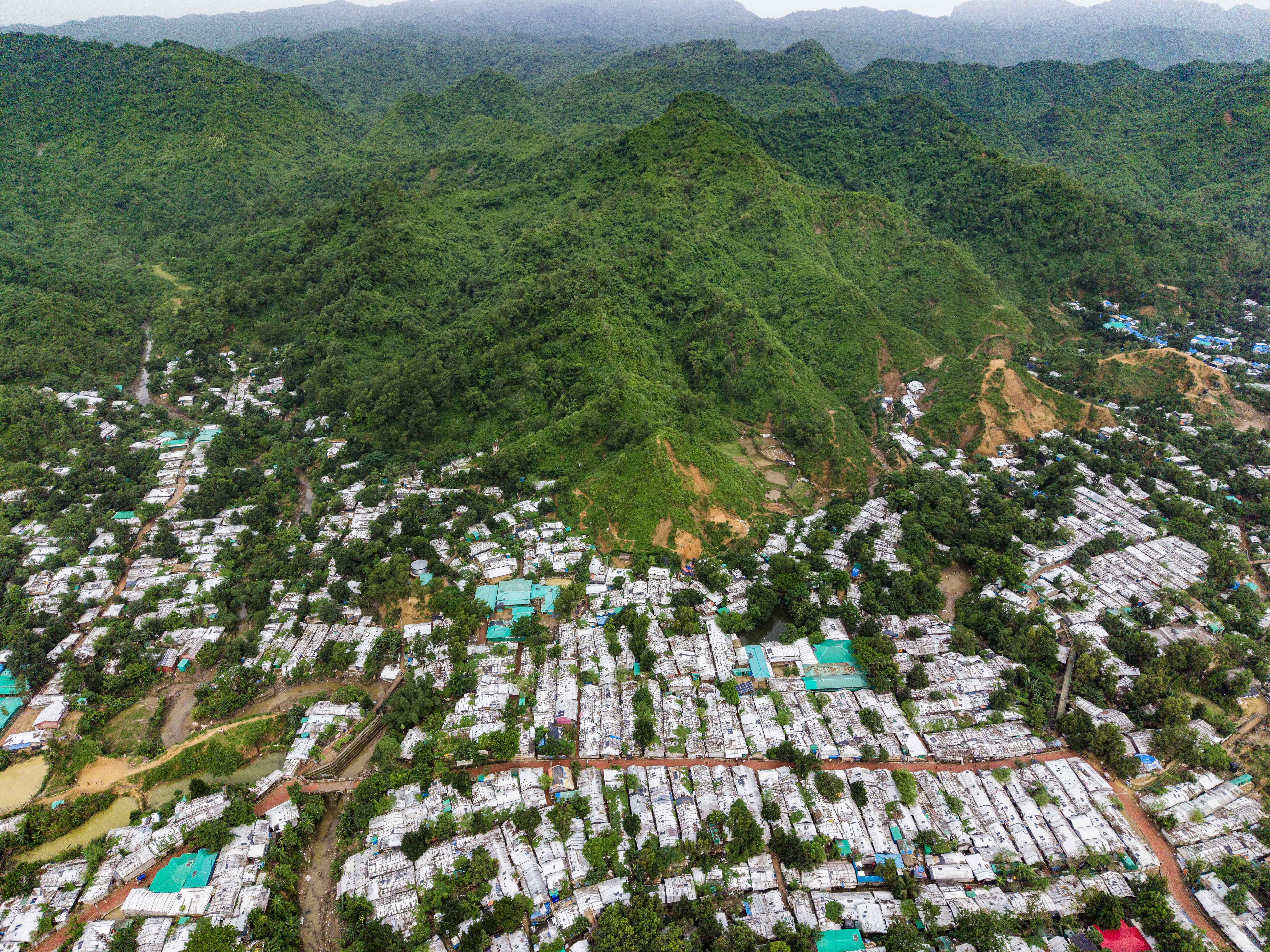 কক্সবাজারের উখিয়ায় খাড়া পাহাড়ের গায়ে রোহিঙ্গা শরণার্থী শিবির, ২০২৬ সালের ১৭ জুলাই আকাশ থেকে তোলা। ছবি: Md shameem ul islam / উইকিমিডিয়া কমন্স (CC BY 4.0)