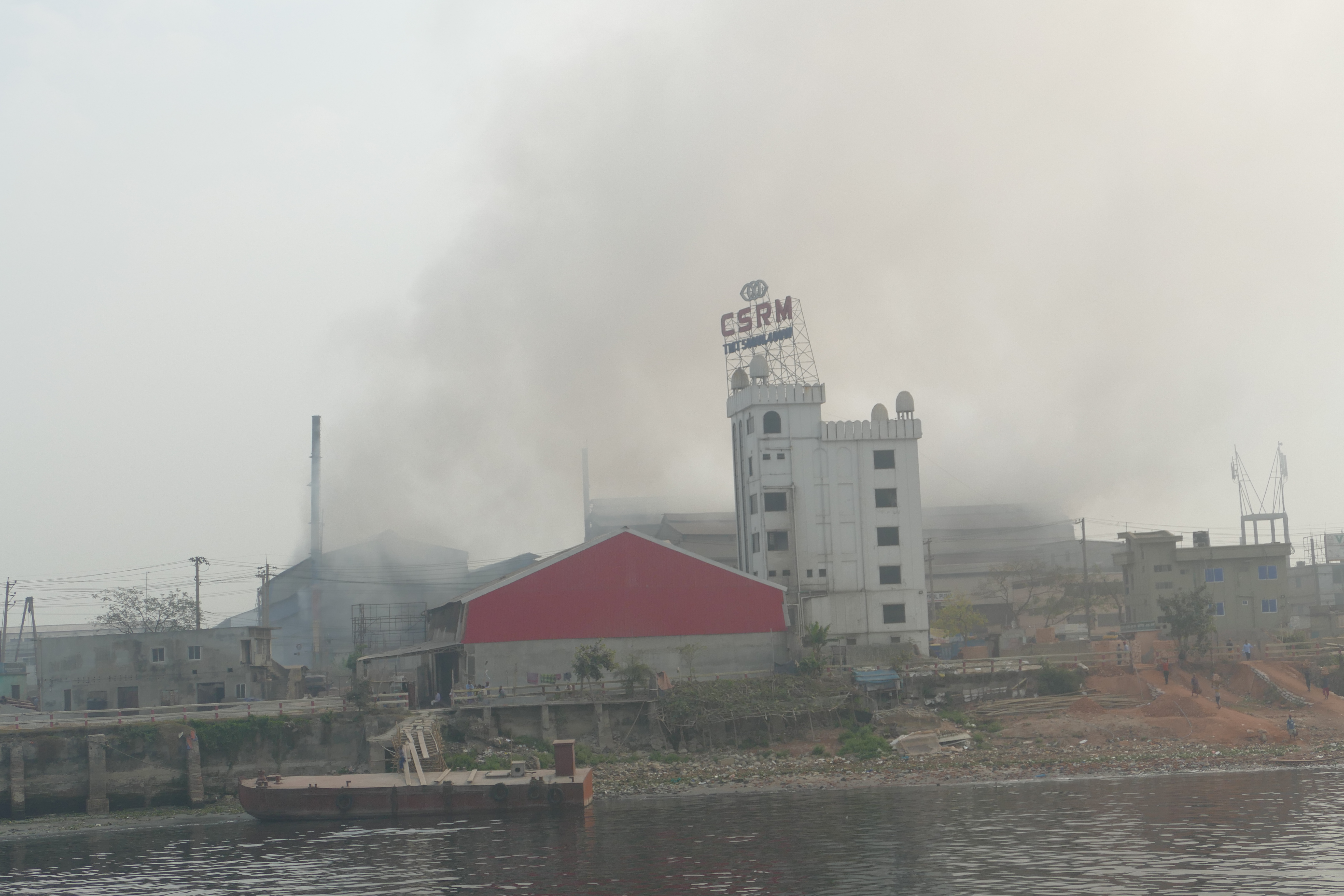 ঢাকার কাছে বুড়িগঙ্গার তীরে একটি কারখানা থেকে বর্জ্য নির্গমন। ছবি: Kritzolina / উইকিমিডিয়া কমন্স (CC BY-SA 4.0)