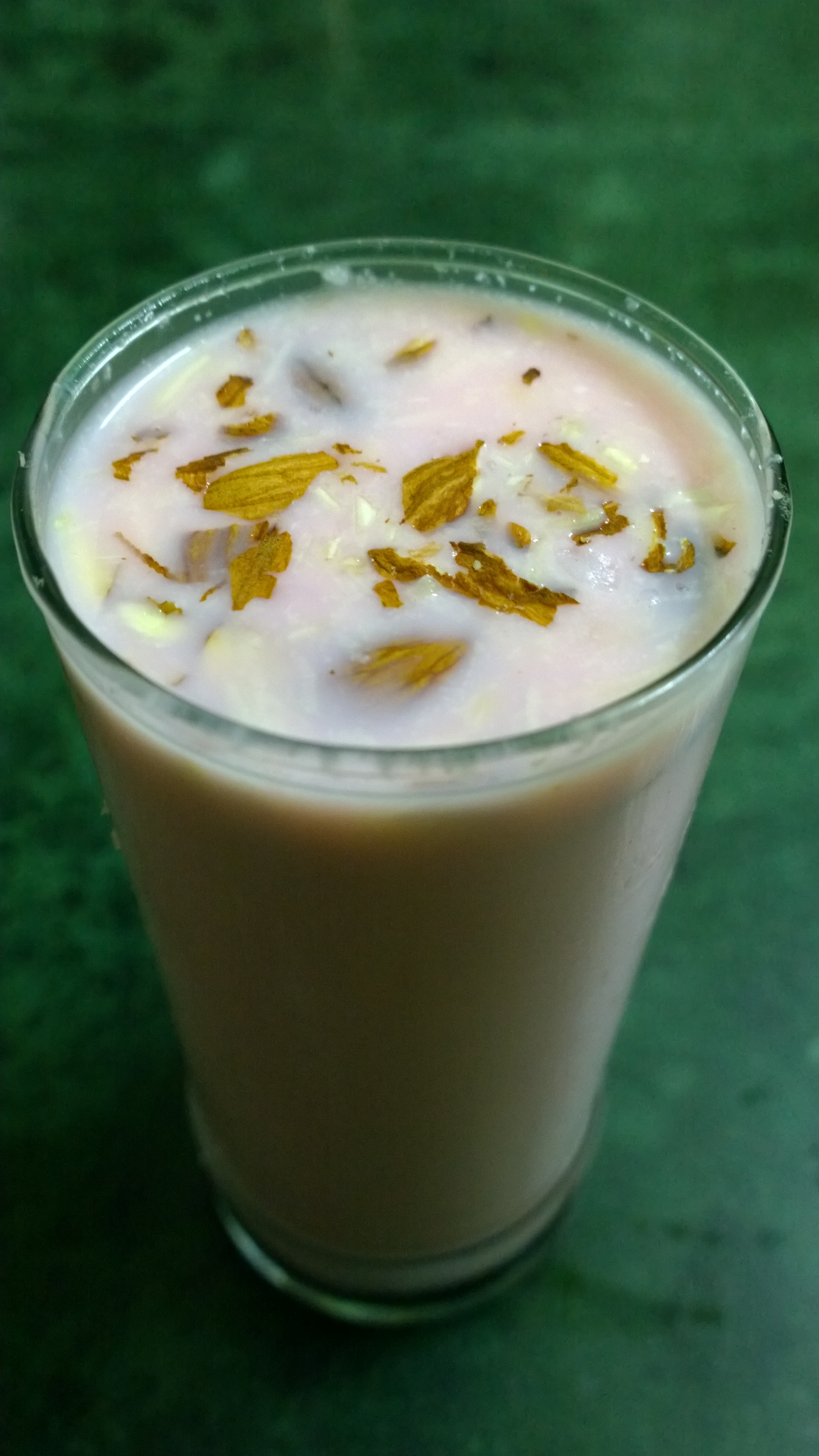 বাদামকুচি ছড়ানো রুহ আফজা মেশানো দুধ। ছবি: Jitesh Saini / উইকিমিডিয়া কমন্স (CC BY-SA 4.0)