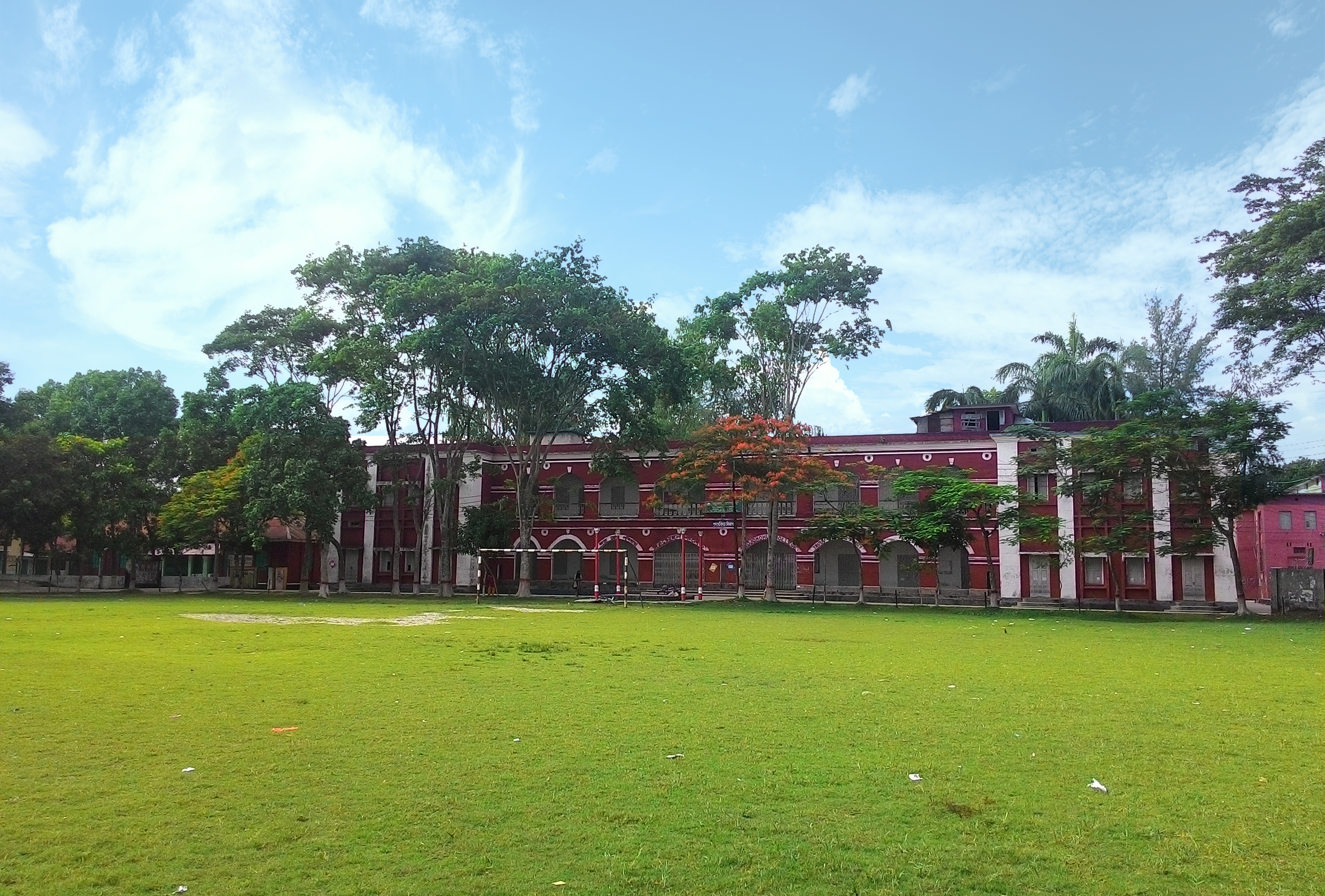 বরিশালের সরকারি ব্রজমোহন (বিএম) কলেজ, ২০১৫ সালে তোলা ছবি। ছবি: Lonely Explorer / উইকিমিডিয়া কমন্স (CC BY-SA 4.0)