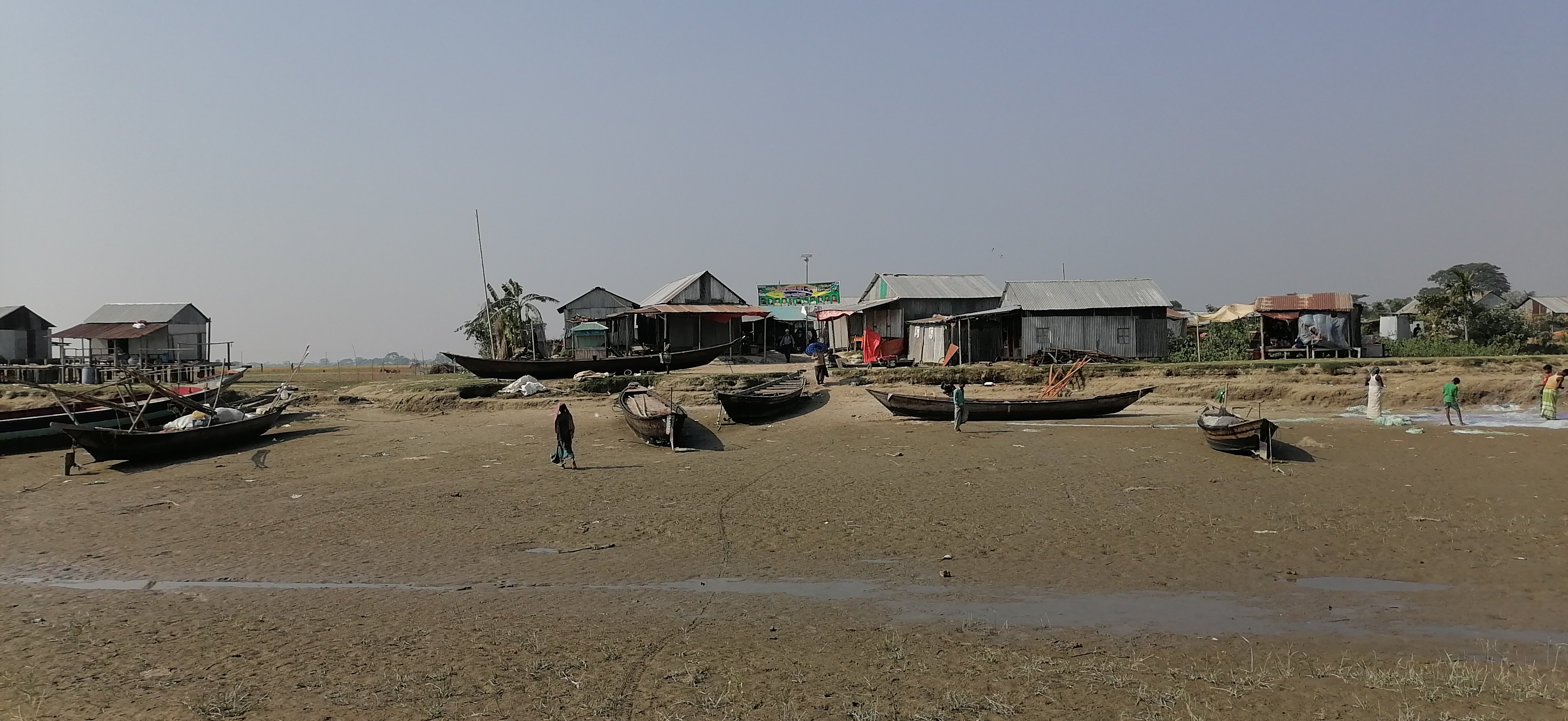 চাঁদপুরের হাইমচরে মেঘনার একটি চরে মানুষের বসতি, ভাটায় শাখা নদীর পানি নেমে গেছে। ছবি: Faa Noa / উইকিমিডিয়া কমন্স (CC BY-SA 4.0)