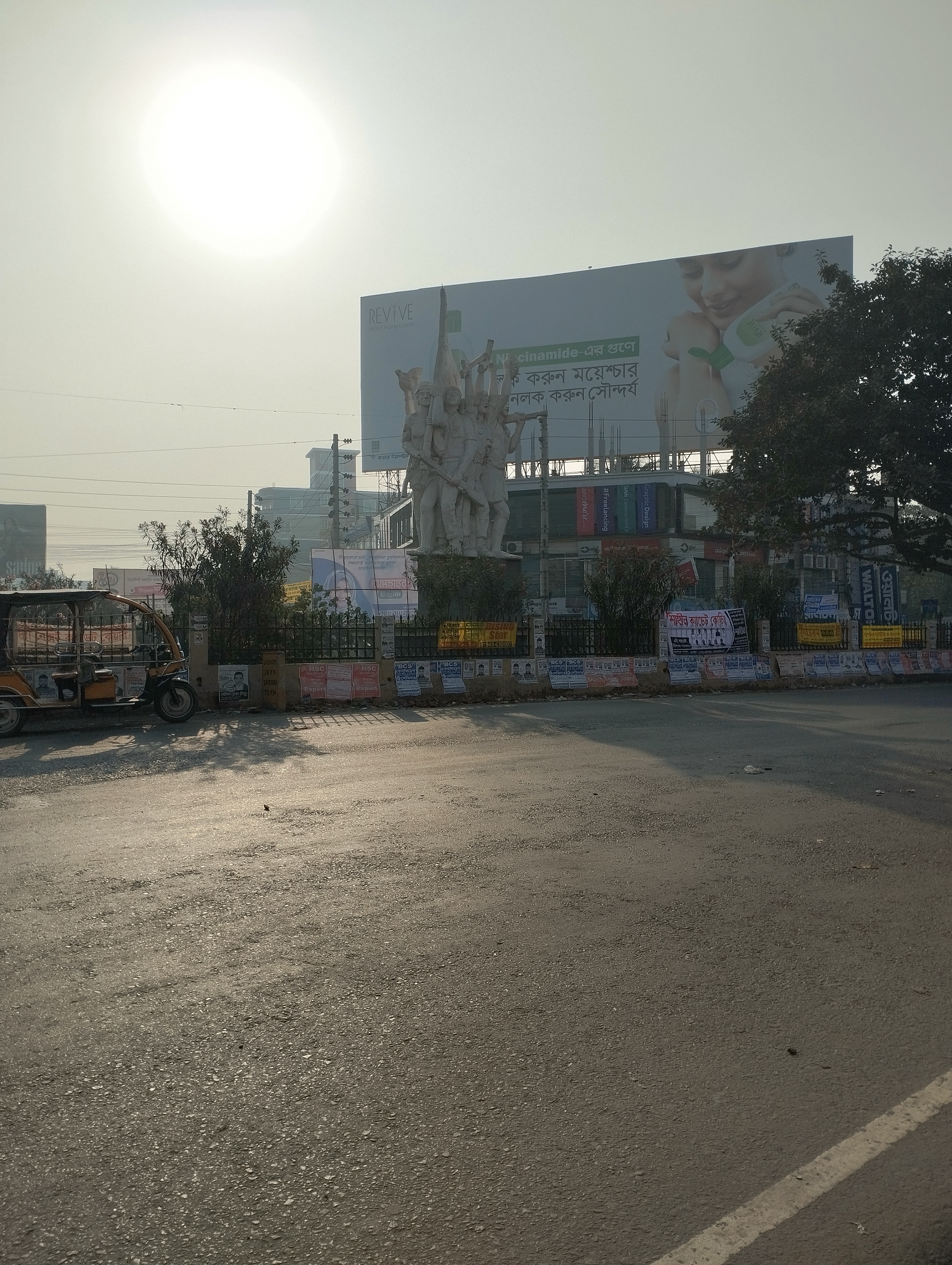যশোর শহরের পালবাড়ির কাছে একটি জাতীয় মহাসড়ক (এন৭০৭)। ছবি: মোঃ সাকিবুল হাসান / উইকিমিডিয়া কমন্স (CC BY 4.0)